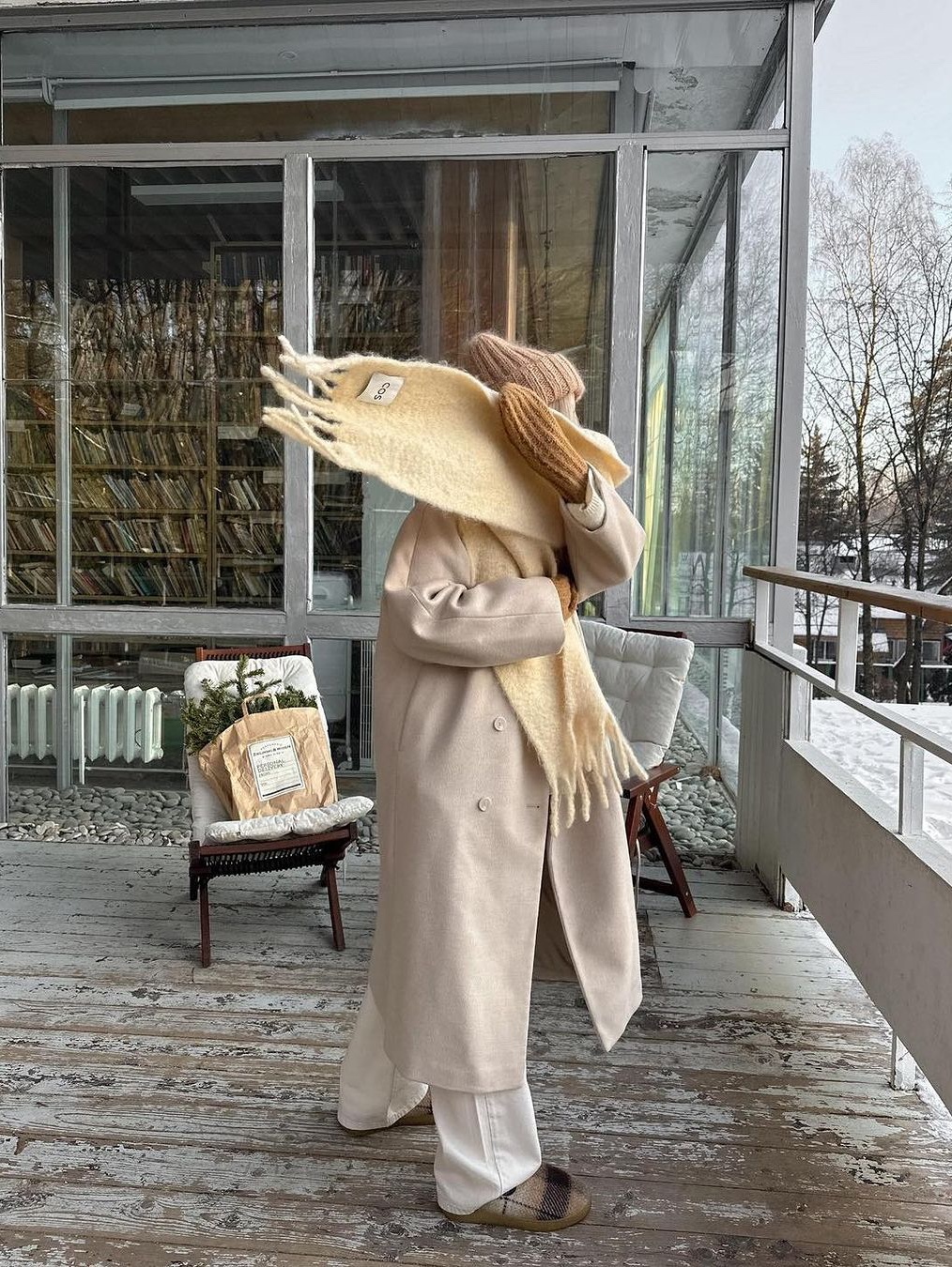 Acne Studios Mohair Check Muffler Pastel Blue Beige, Loewe Wool and Mohair Muffler White 착용 스타일 - 3