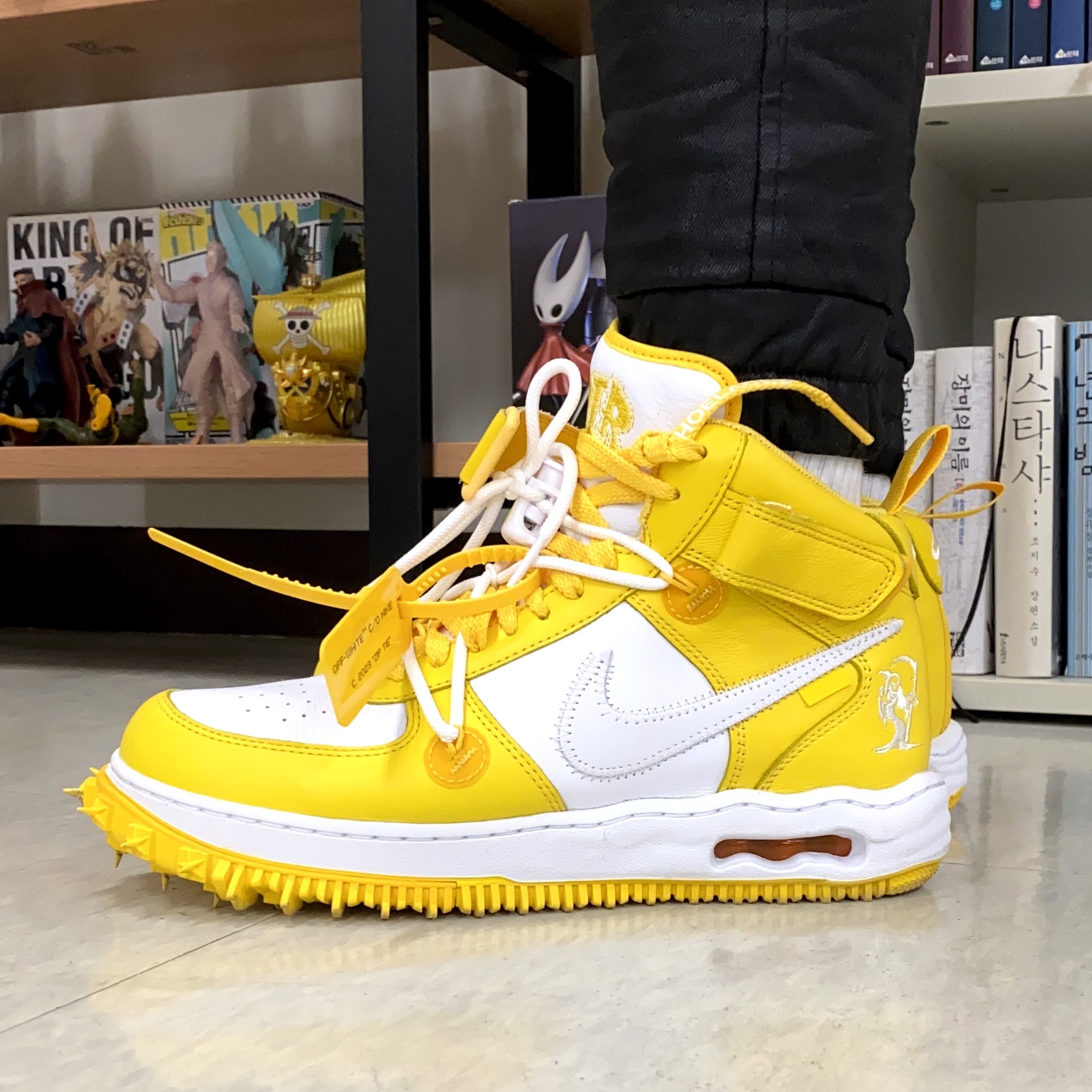 Nike x Off-White Air Force 1 Mid SP Leather Varsity Maize 착용 스타일