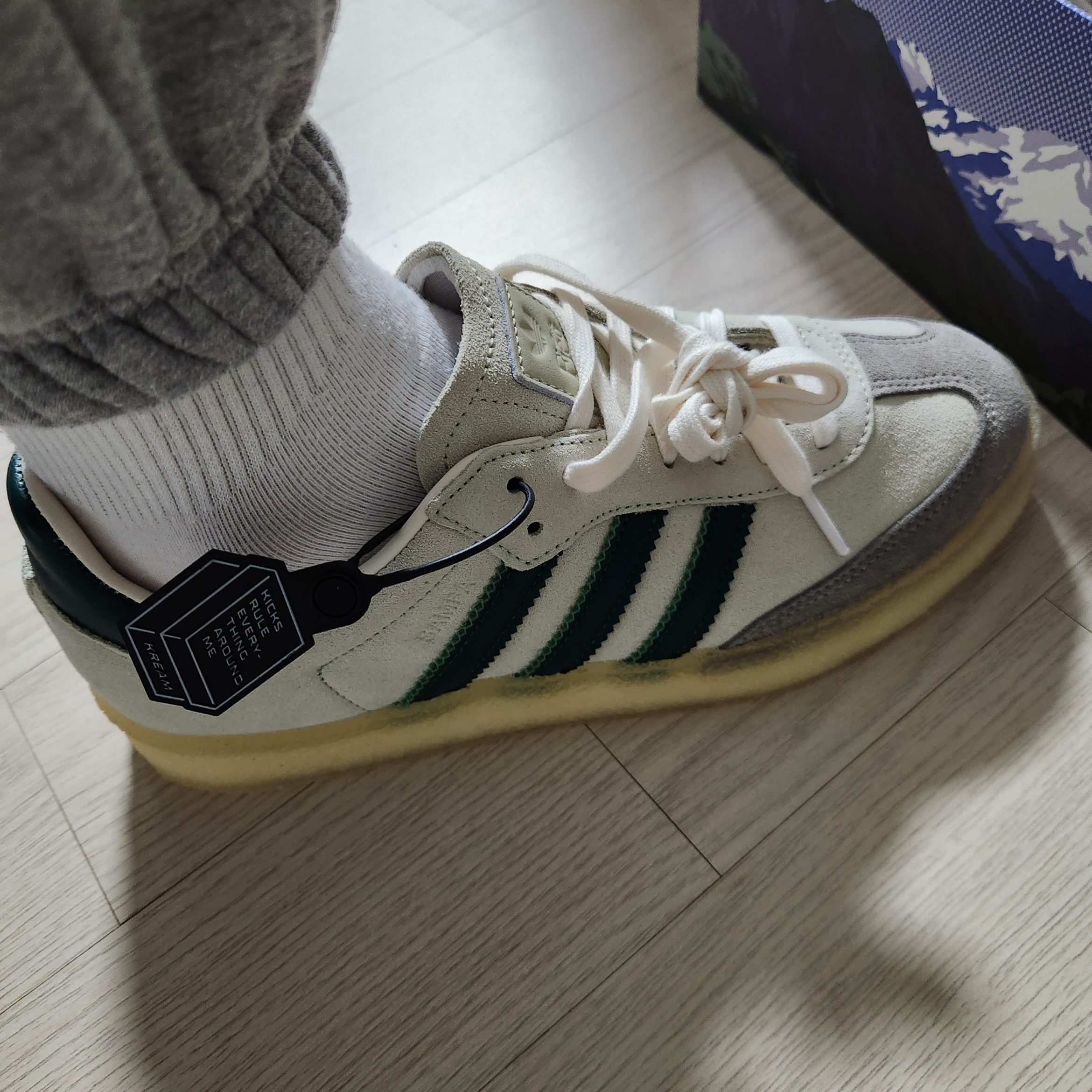 Adidas x Clarks x Ronnie Fieg 8th Street Samba Chalk White Green 착용 스타일 - 1