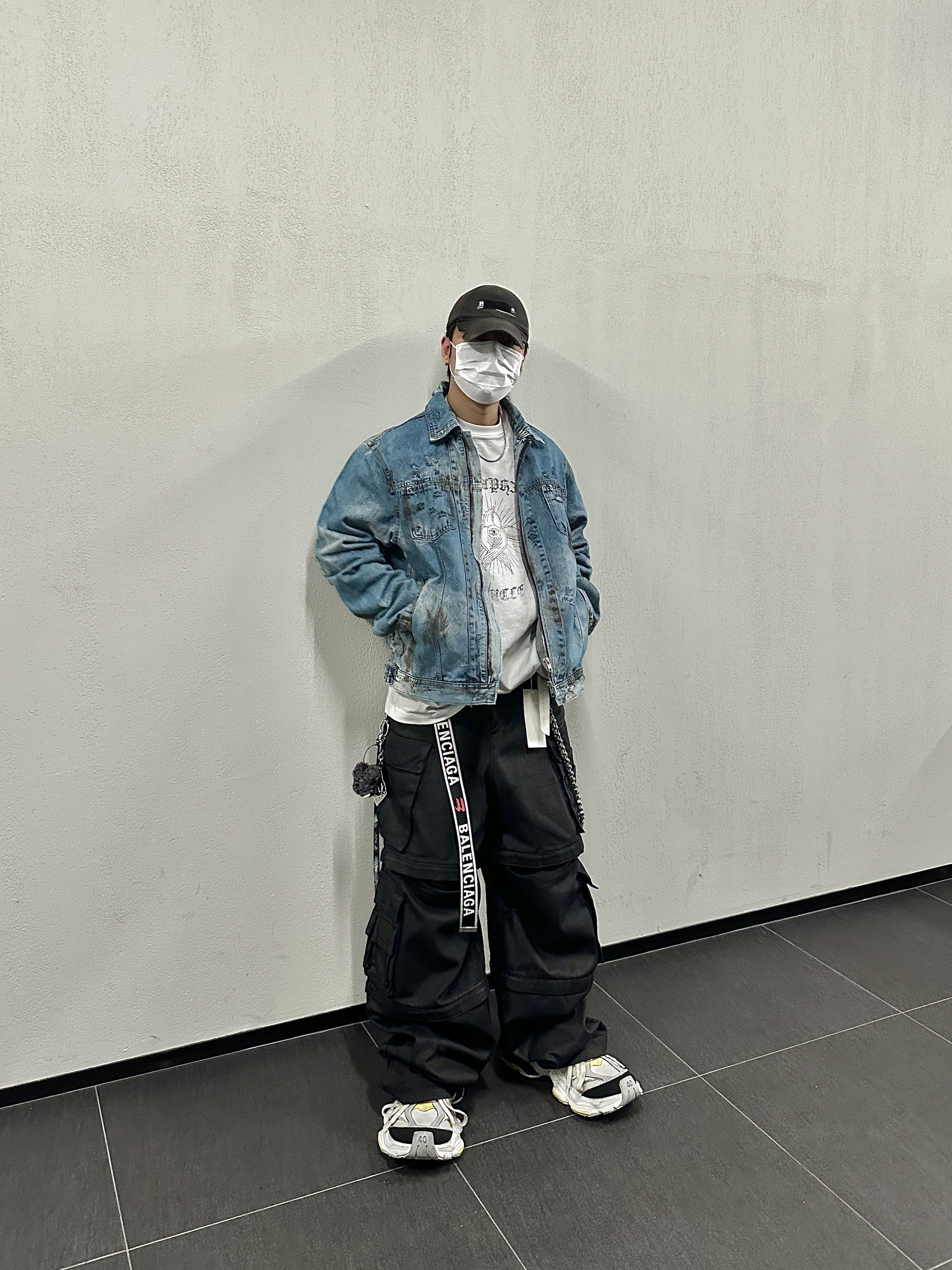 Project G/R Oversized Convertible Cargo Pants Coated Black, Balenciaga Gaffer Cap Black 착용 스타일 - 1