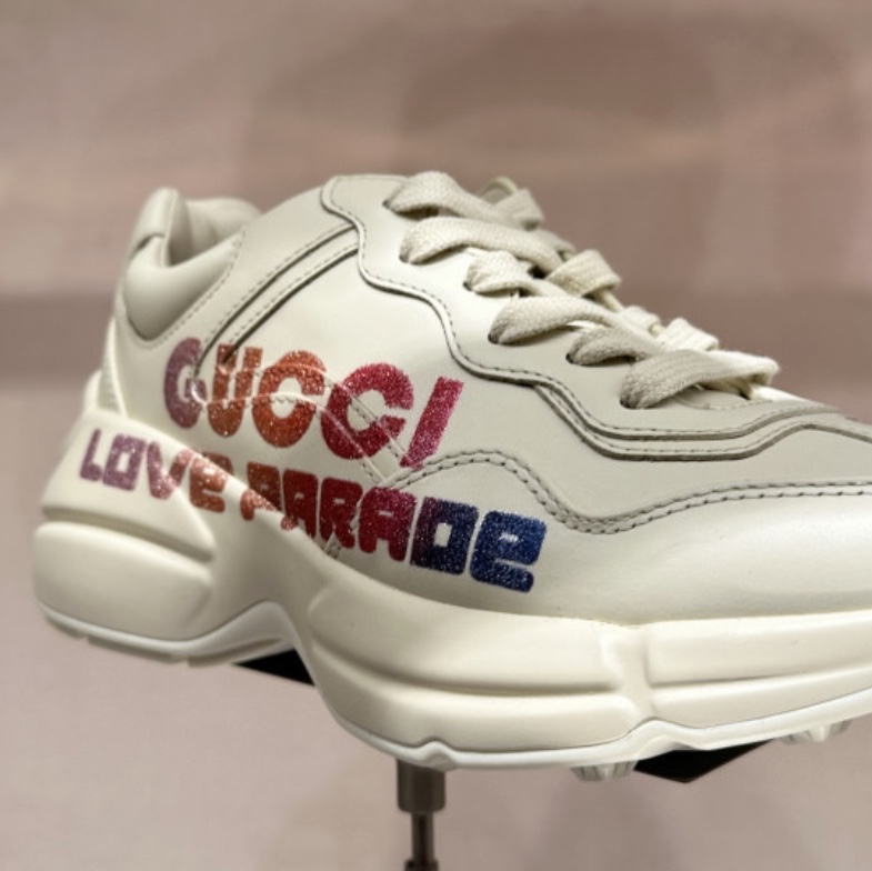 (W) Gucci Rhyton Love Parade Sneakers Ivory 착용 스타일 - 6