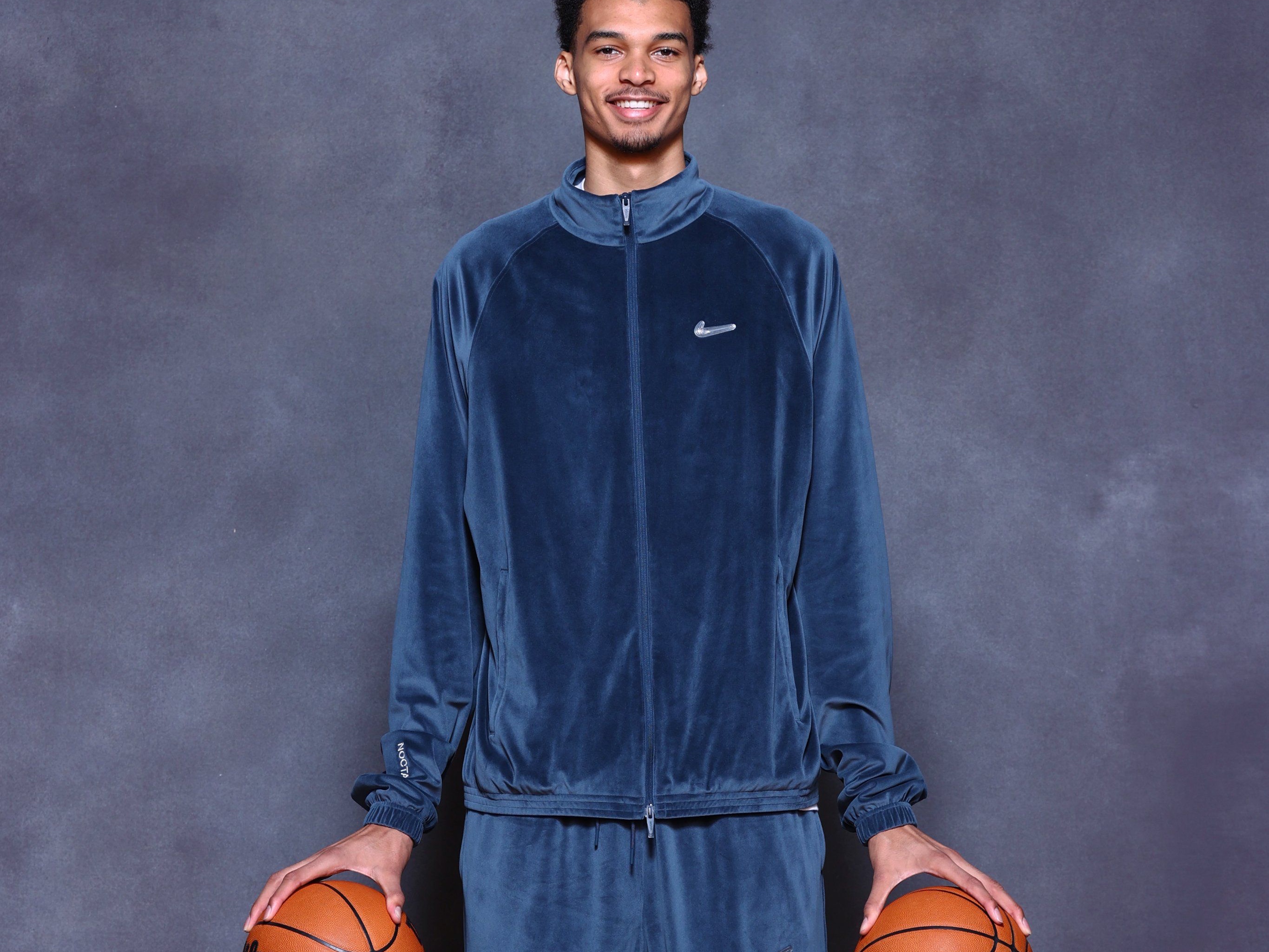 Nike x Drake Nocta Travel Jacket Armory Navy 착용 스타일 - 3