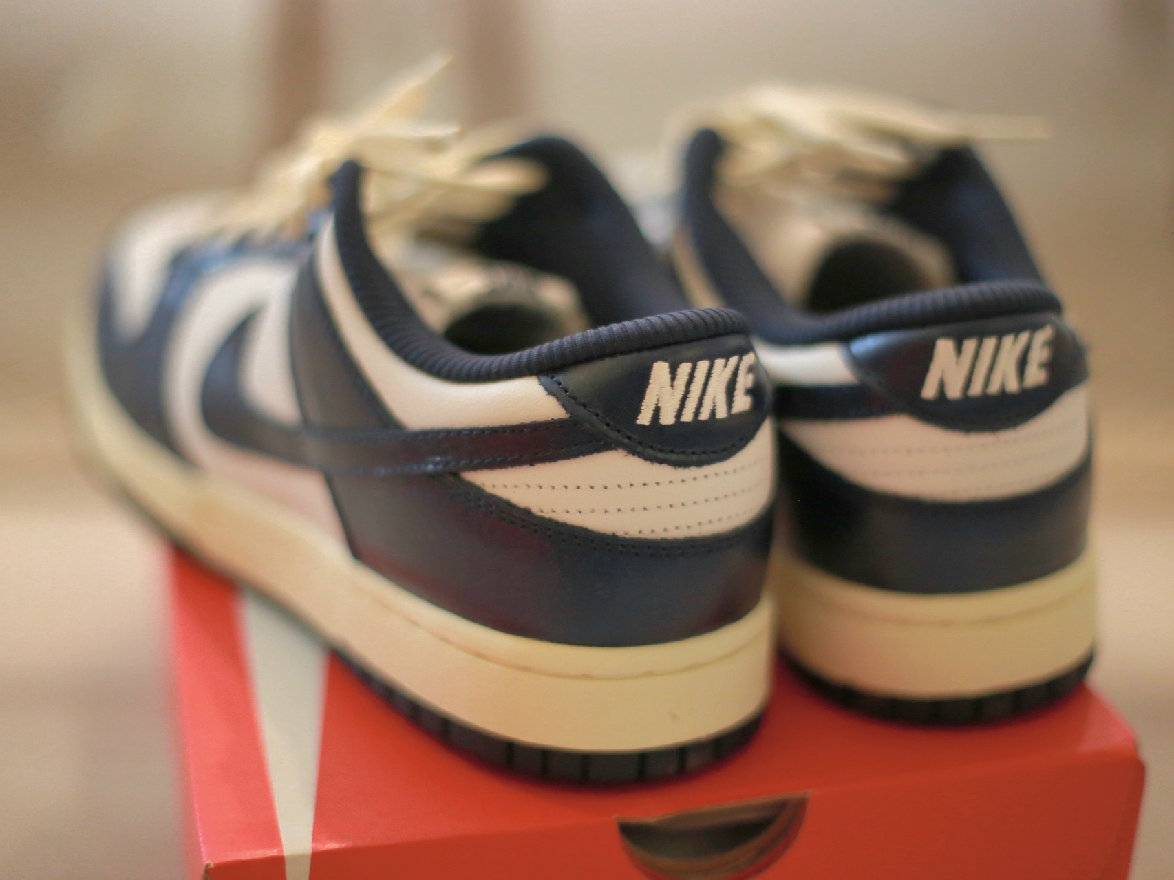 (W) Nike Dunk Low PRM Midnight Navy and White 착용 스타일 - 3