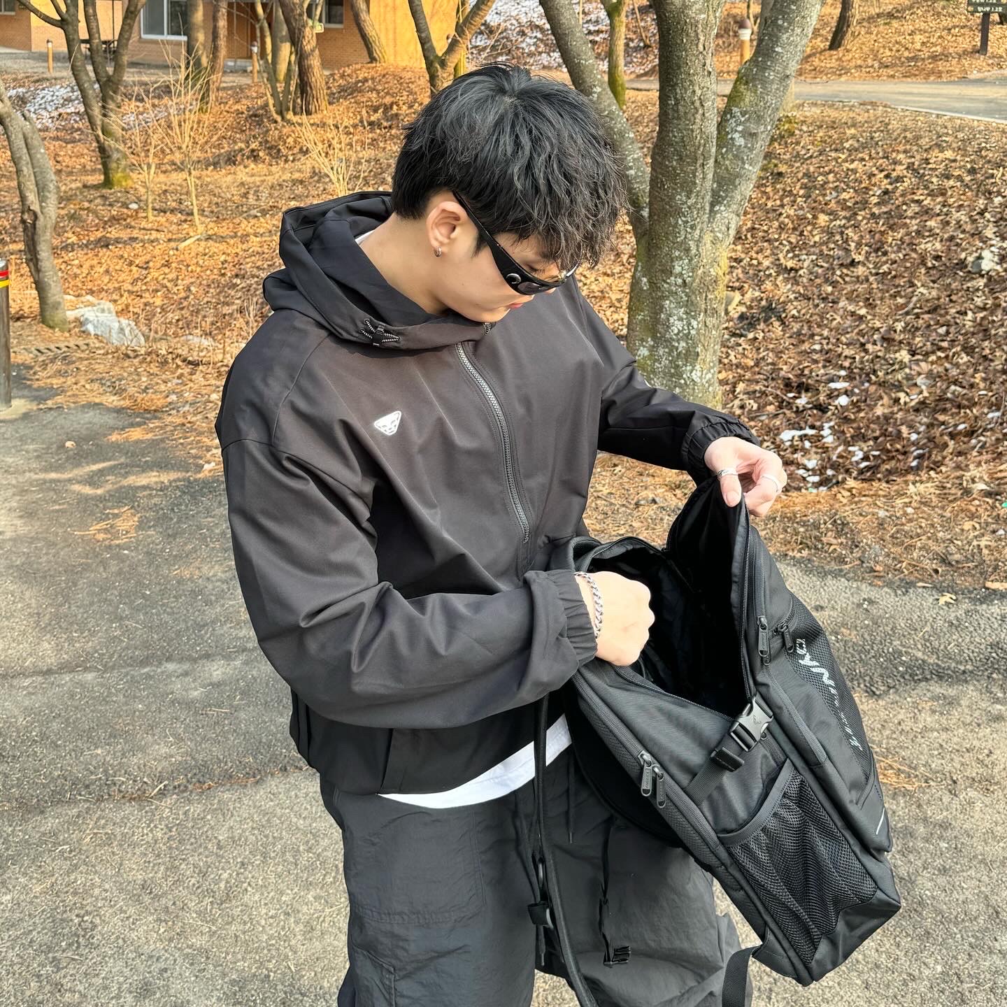 Gentle Monster x Maison Margiela MM003 Black Black 착용 스타일 - 2