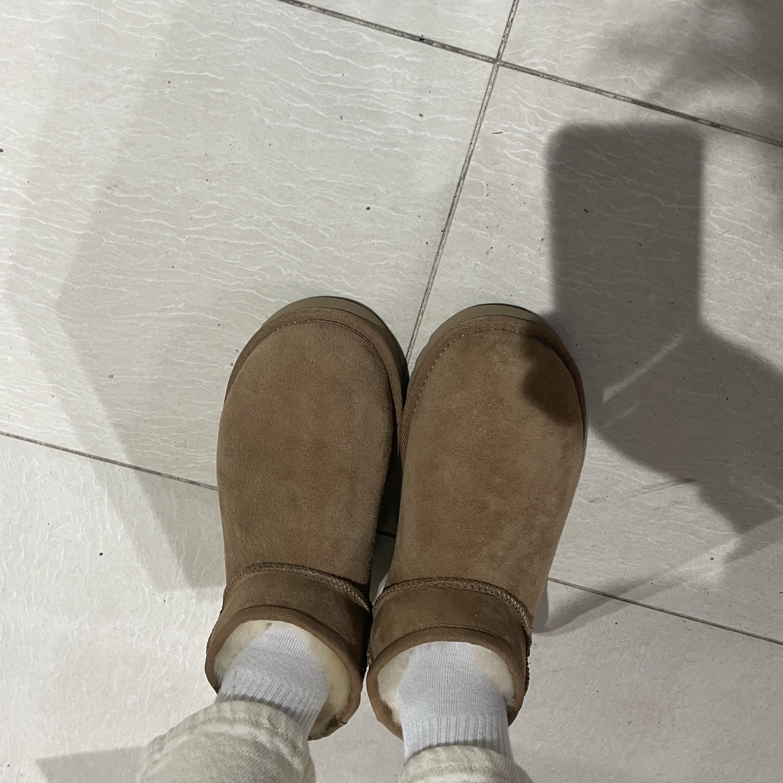 (W) UGG Classic Ultra Mini Boots Chestnut 착용 스타일 - 2