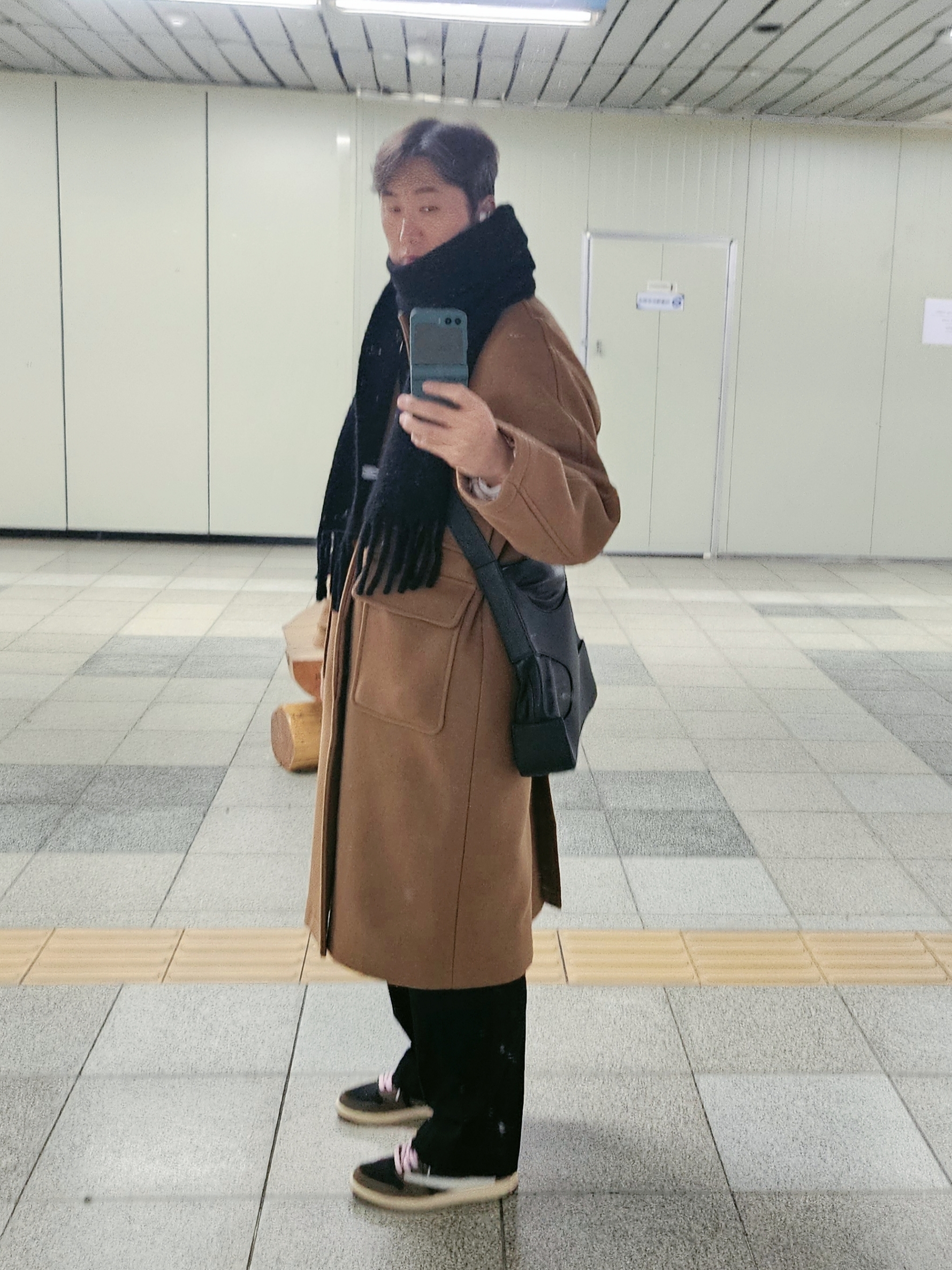 조던 1 x 트래비스 스캇 레트로 로우 OG SP 모카, 페라가모 숄더백 컷아웃 디테일링 블랙 착용 스타일 - 2