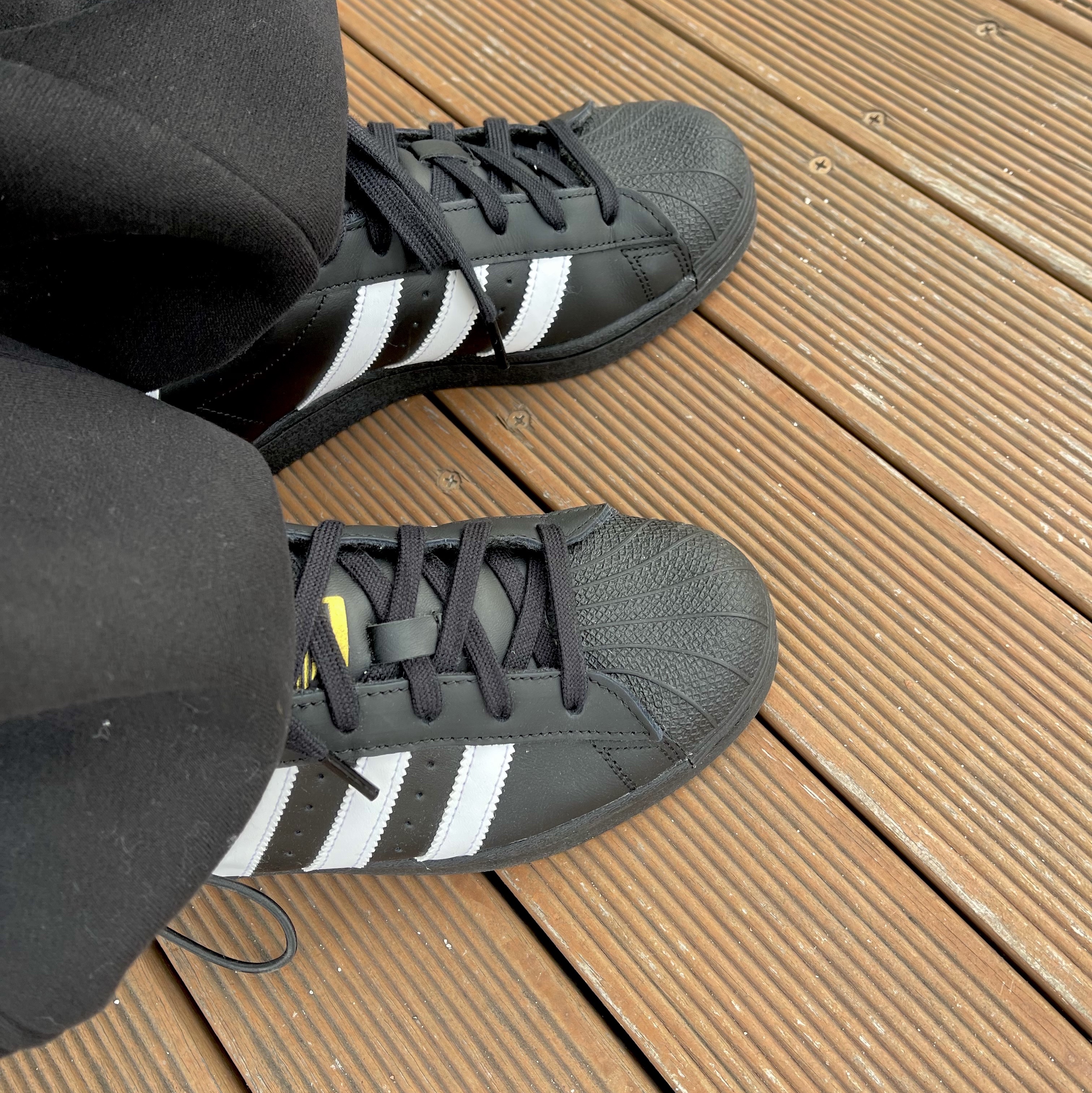 Adidas Superstar Core Black White 착용 스타일 - 1