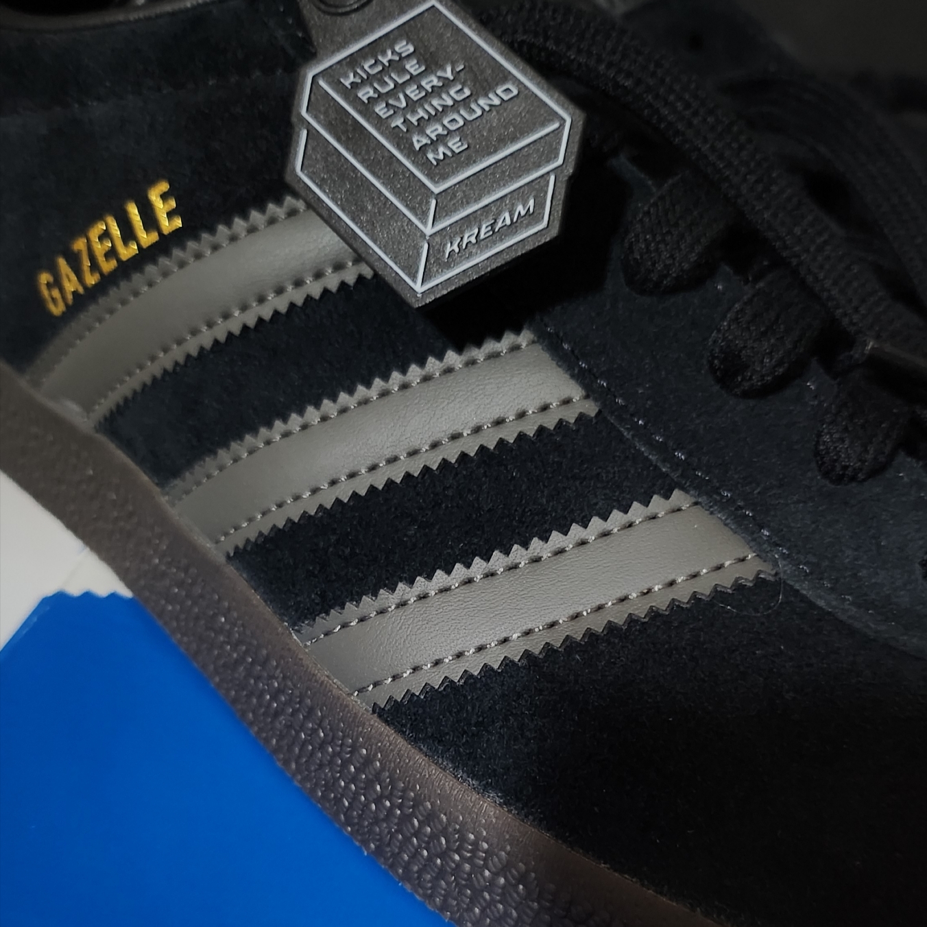 Adidas Gazelle Core Black Gold Metallic Gum 착용 스타일 - 1