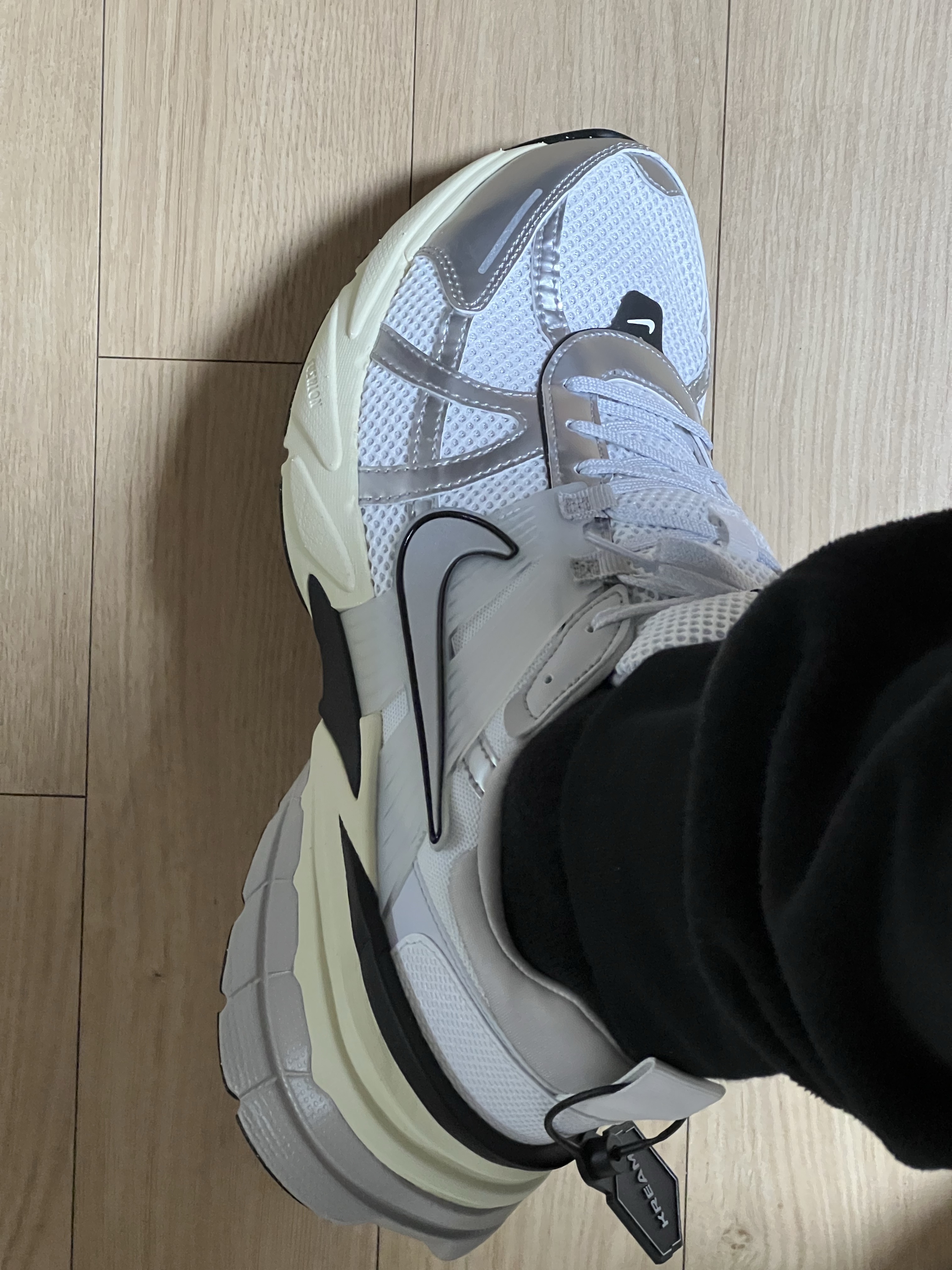 Nike V2K Run Summit White Metallic Silver 착용 스타일