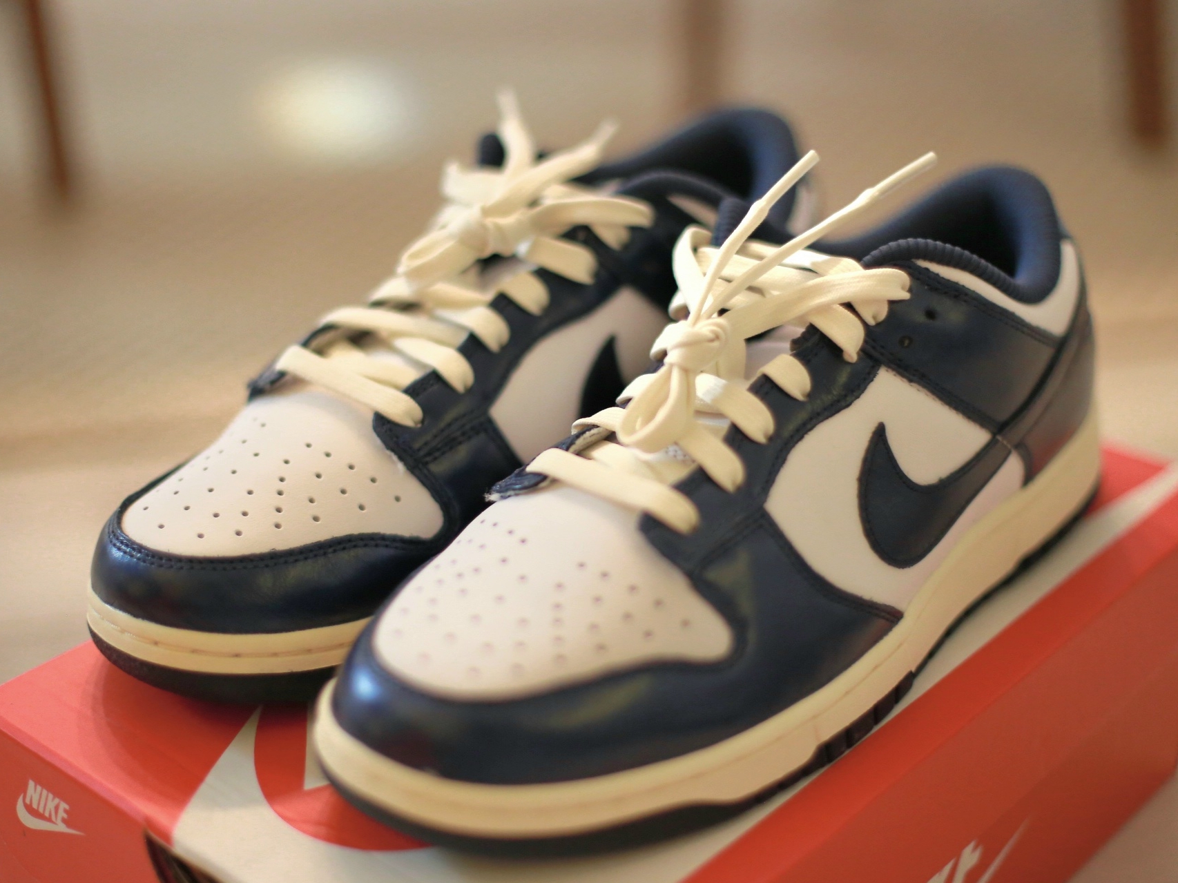 (W) Nike Dunk Low PRM Midnight Navy and White 착용 스타일 - 2