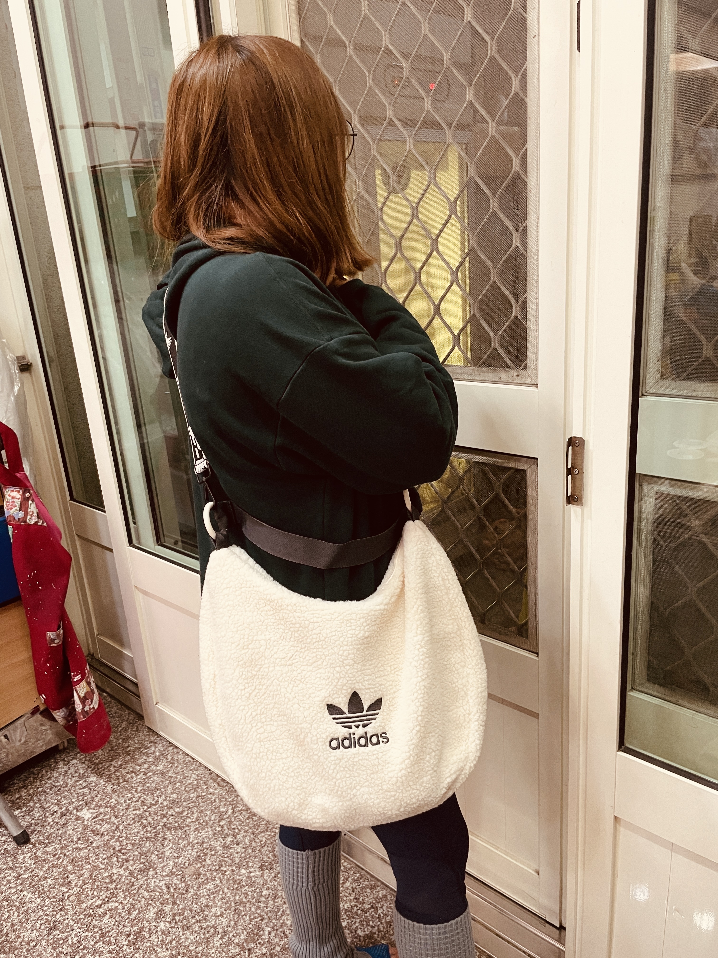 Adidas Fleece Shoulder Bag Wonder White 착용 스타일 - 2
