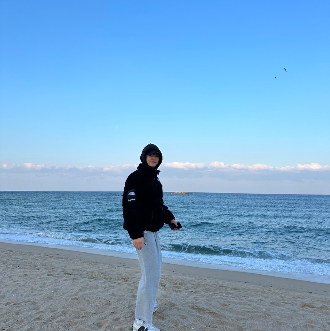 Supreme x The North Face Suede Nuptse Jacket Black - 23FW, New Balance 327 White Black 착용 스타일 - 1