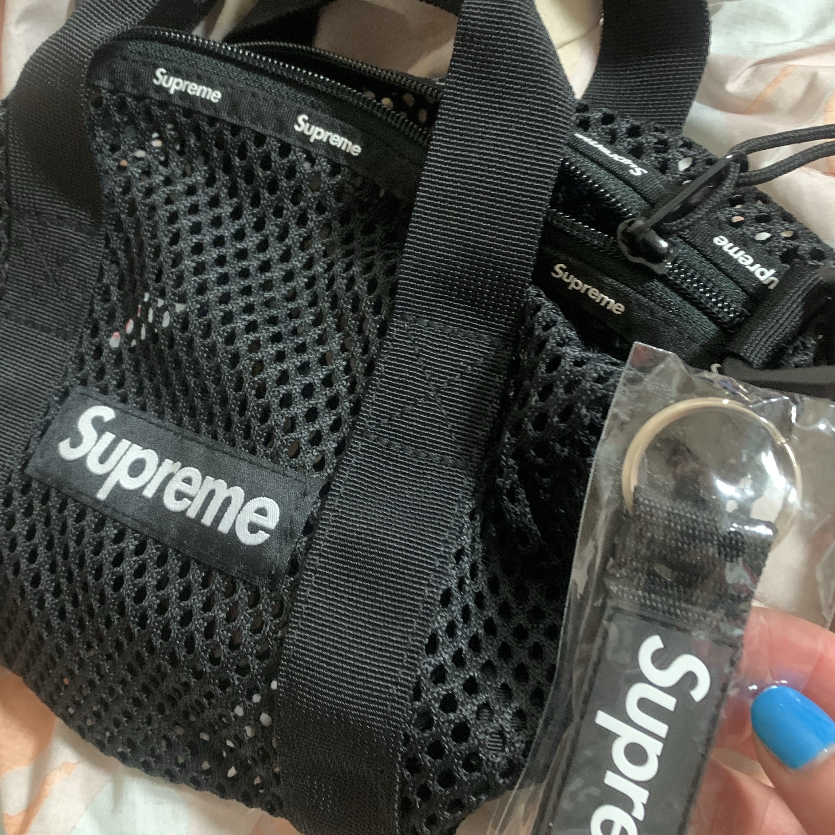 Supreme Webbing Keychain Black - 23SS, Supreme Mesh Mini Duffle Bag Black - 23SS 착용 스타일