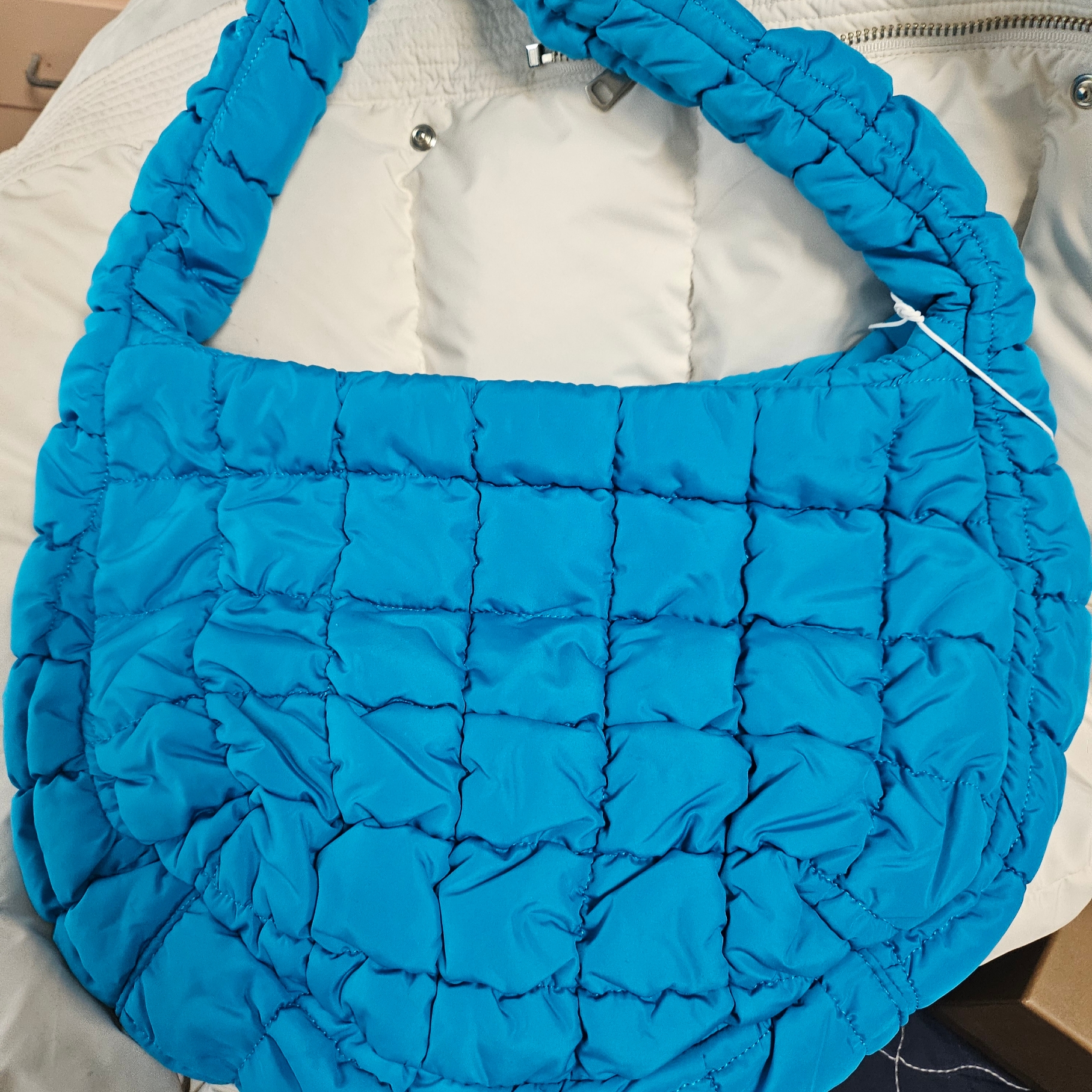COS Quilted Mini Bag Bright Turquoise 착용 스타일 - 3