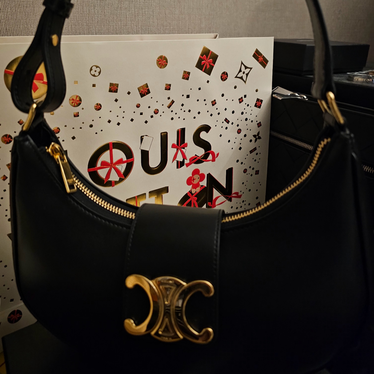 Celine Medium Ava Triomphe Bag in Smooth Calfskin Black 착용 스타일