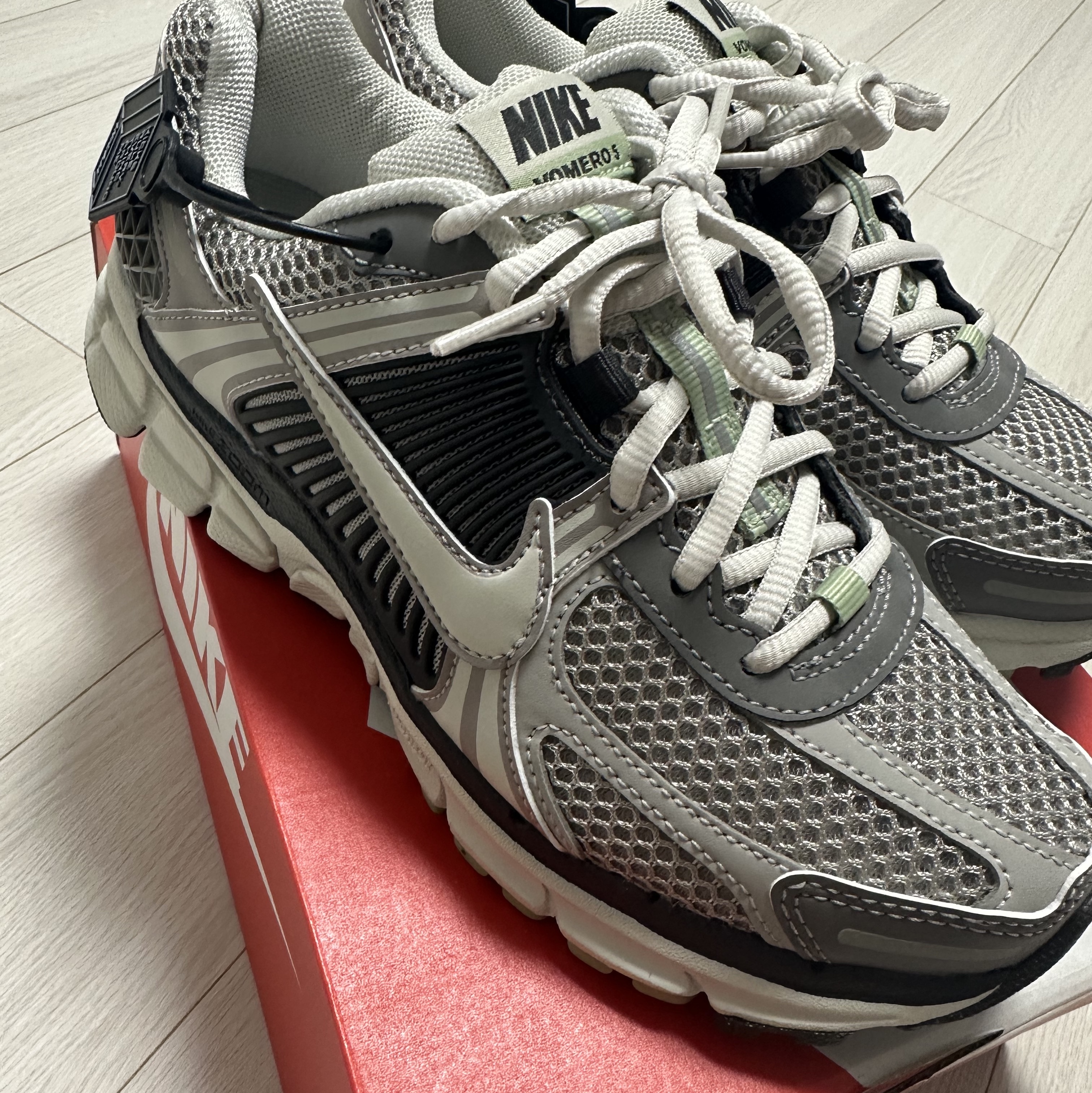 (W) Nike Zoom Vomero 5 Cobblestone and Flat Pewter 착용 스타일 - 2