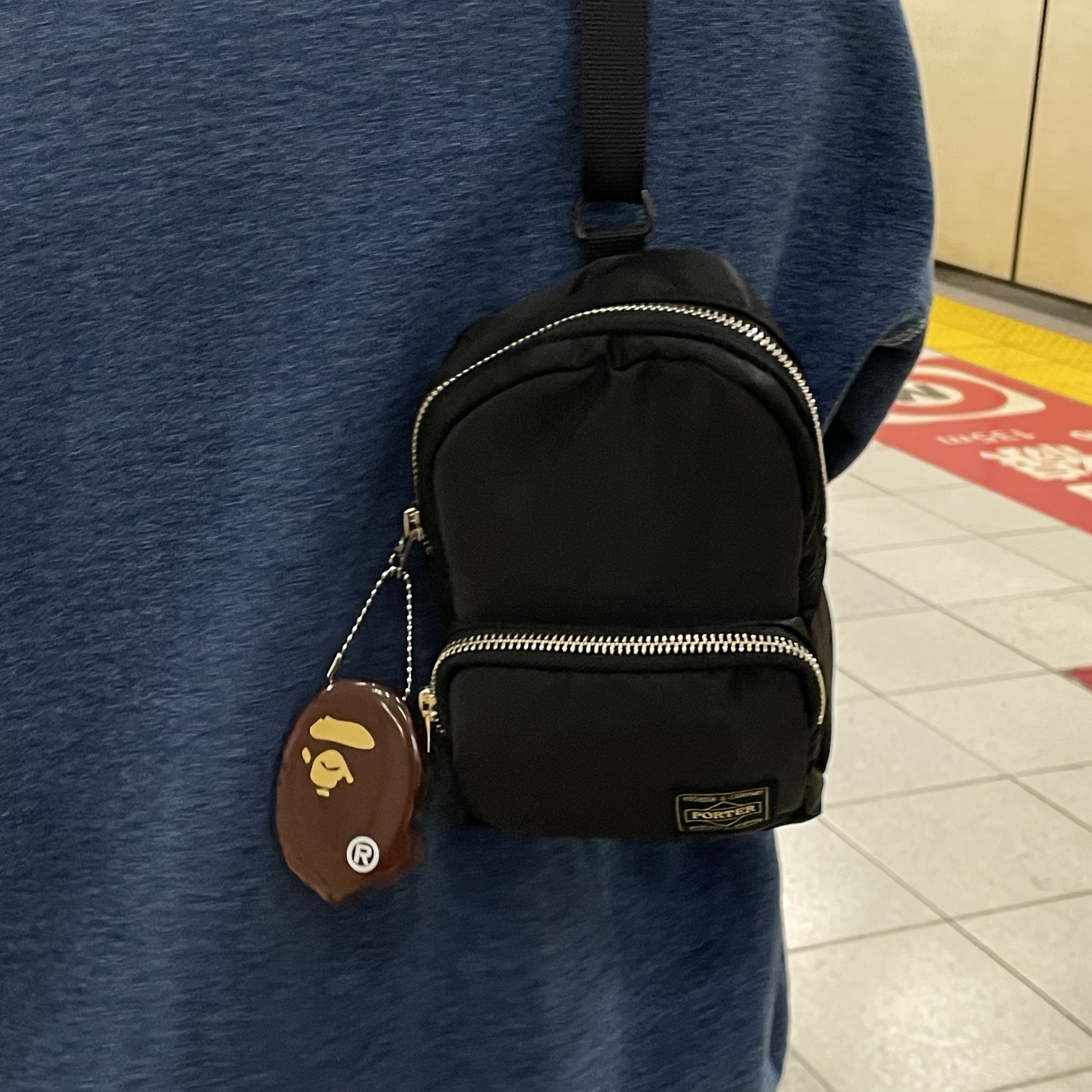 Porter Howl Daypack Mini Black, BAPE Ape Head Coin Case M Brown 착용 스타일 - 1