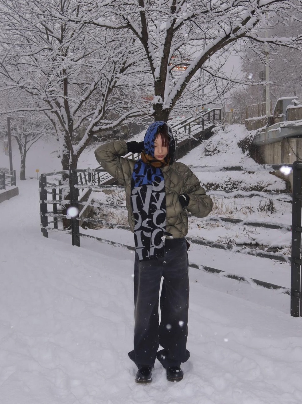 Roa Hiking Light Down Jacket Grey 착용 스타일