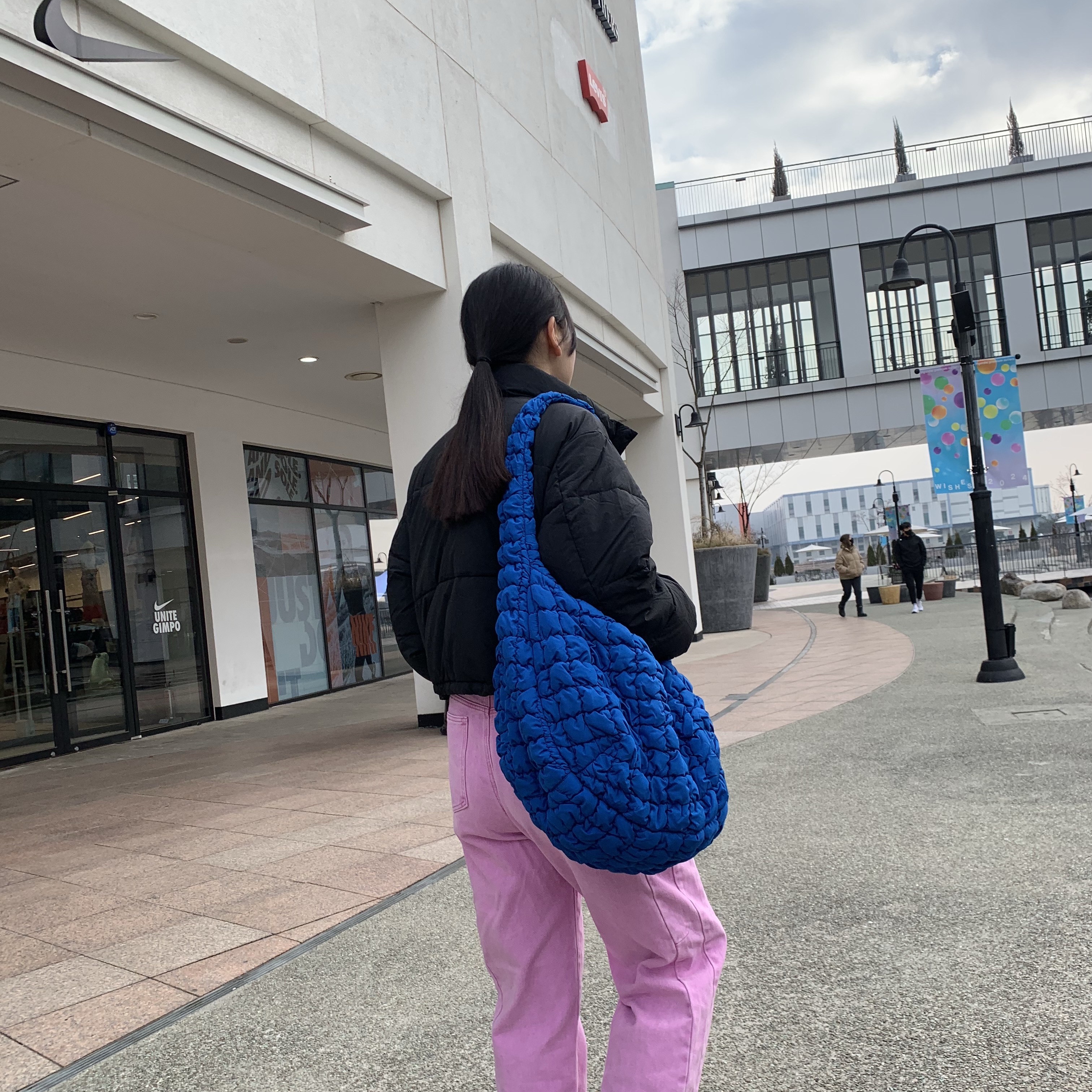 COS Quilted Oversized Shoulder Bag Blue 착용 스타일