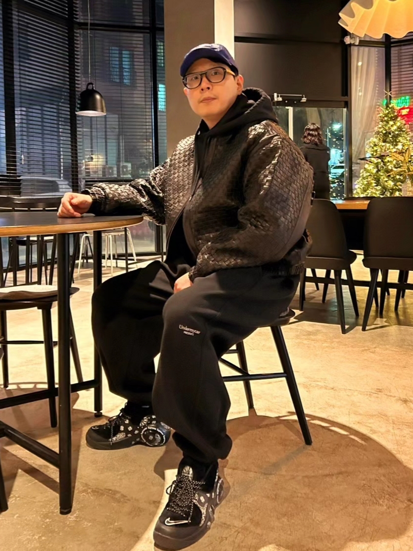 Supreme Woven Leather Varsity Jacket Black - 23FW, Nike x Supreme Air Zoom Flight 95 SP Black 착용 스타일 - 4