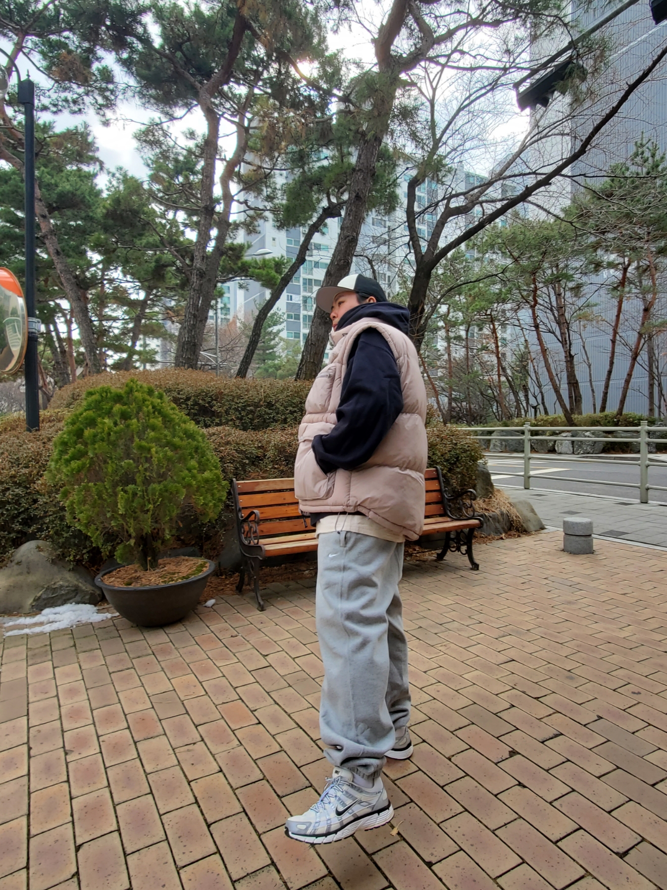 (W) Nike NRG Solo Swoosh Fleece Pants Dark Grey Heather - US/EU, (W) Nike P-6000 Coconut Milk Metallic Silver 착용 스타일 - 2