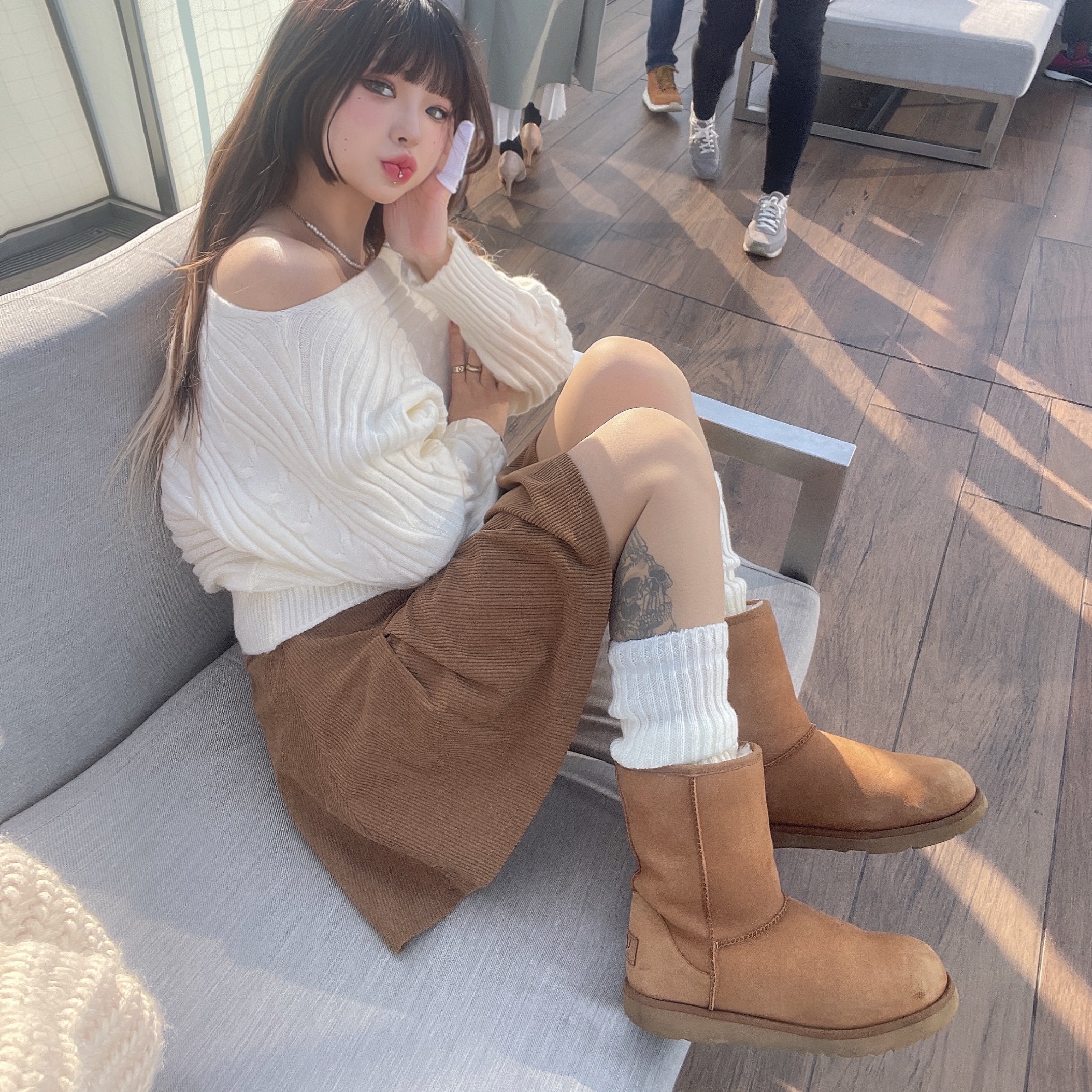 어그 클래식 쇼트 부츠 체스트넛 착용 스타일