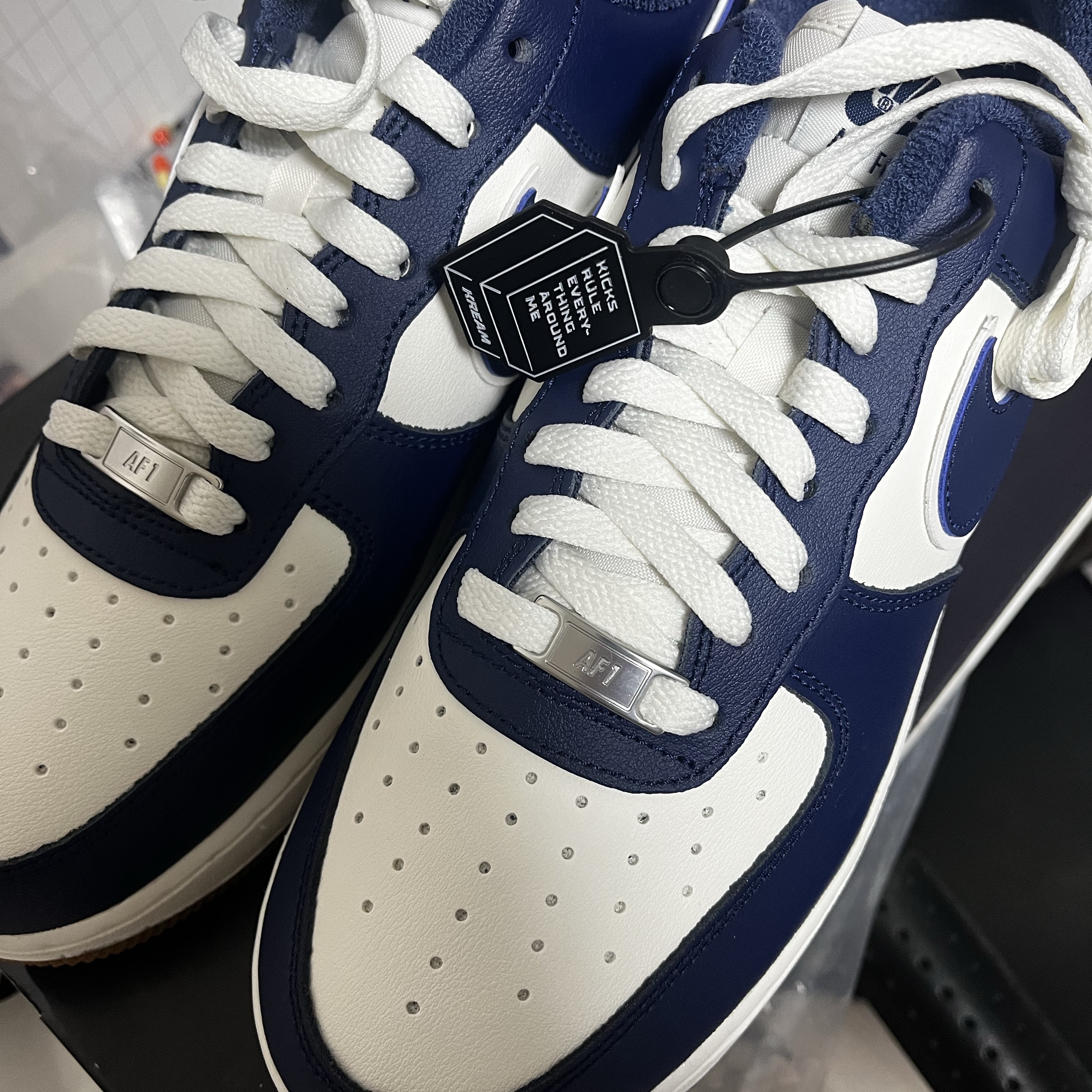 Nike Air Force 1 '07 LV8 Midnight Navy 착용 스타일
