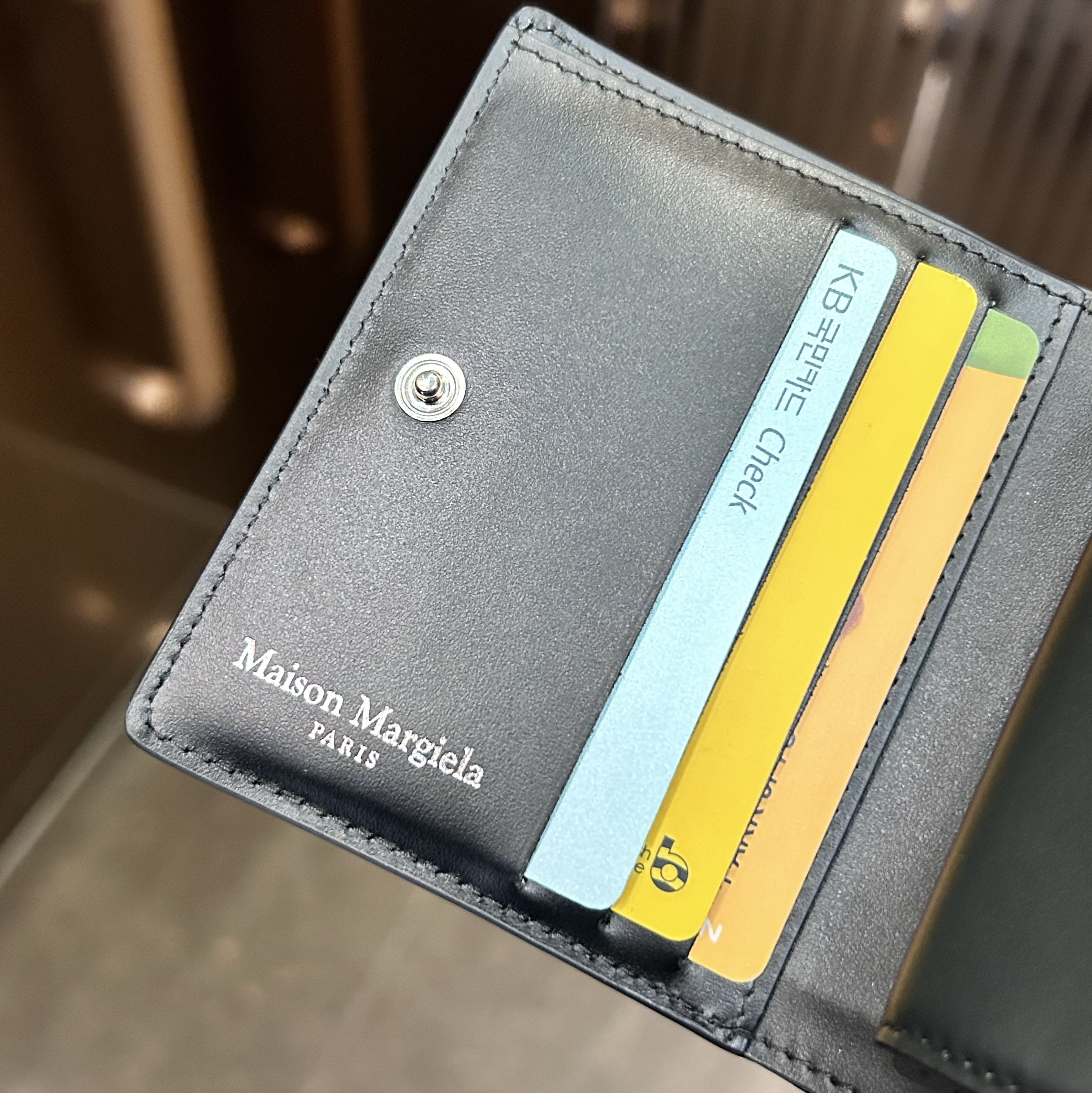 Maison Margiela Compact Bi-Fold Wallet Black 착용 스타일 - 2