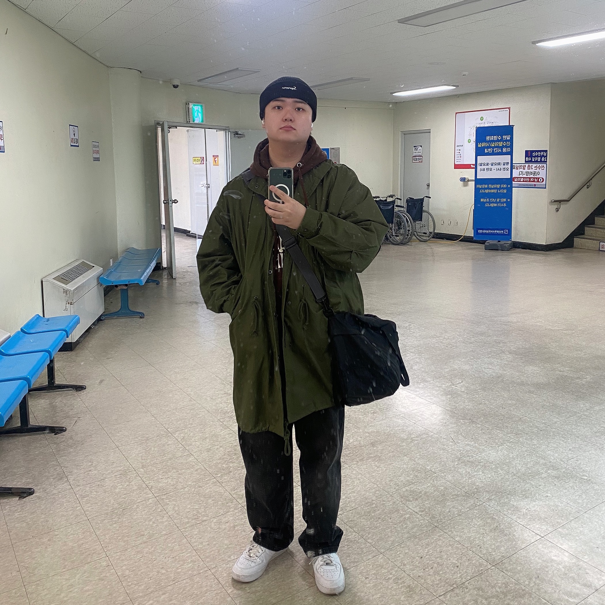 Supreme Loose Gauge Beanie Black, Nike x Travis Scott Air Force 1 '07 Low Cactus Jack Utopia Edition White 착용 스타일