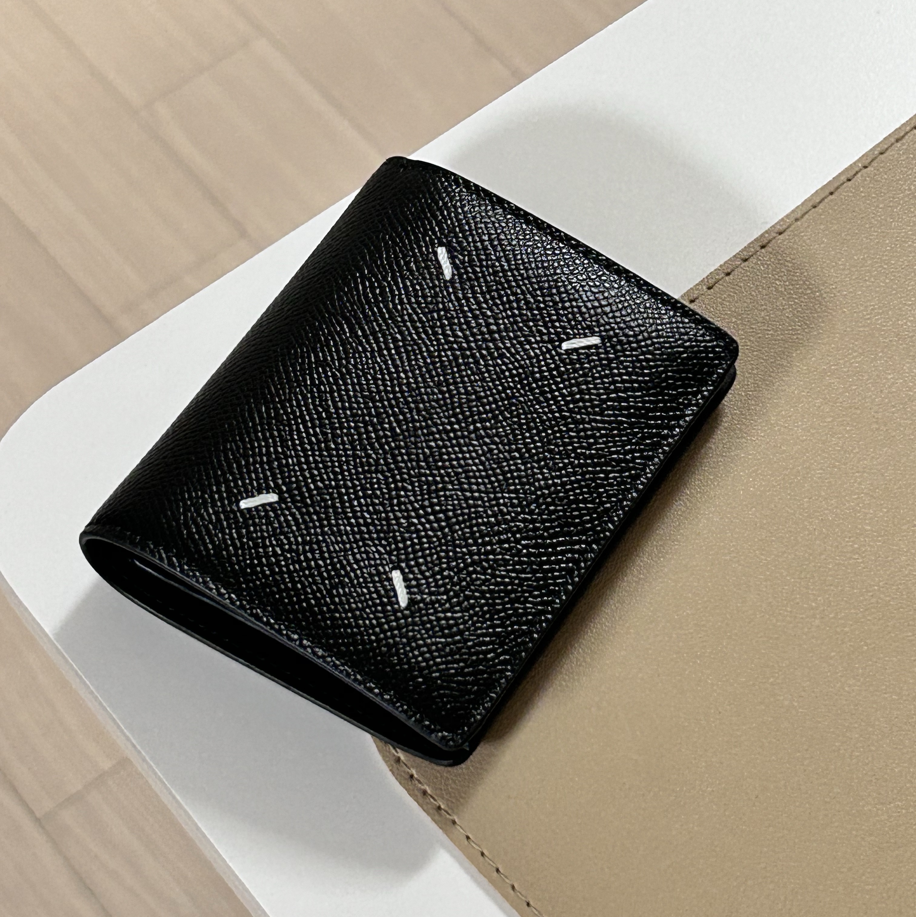 Maison Margiela Compact Bi-Fold Wallet Black 착용 스타일 - 1