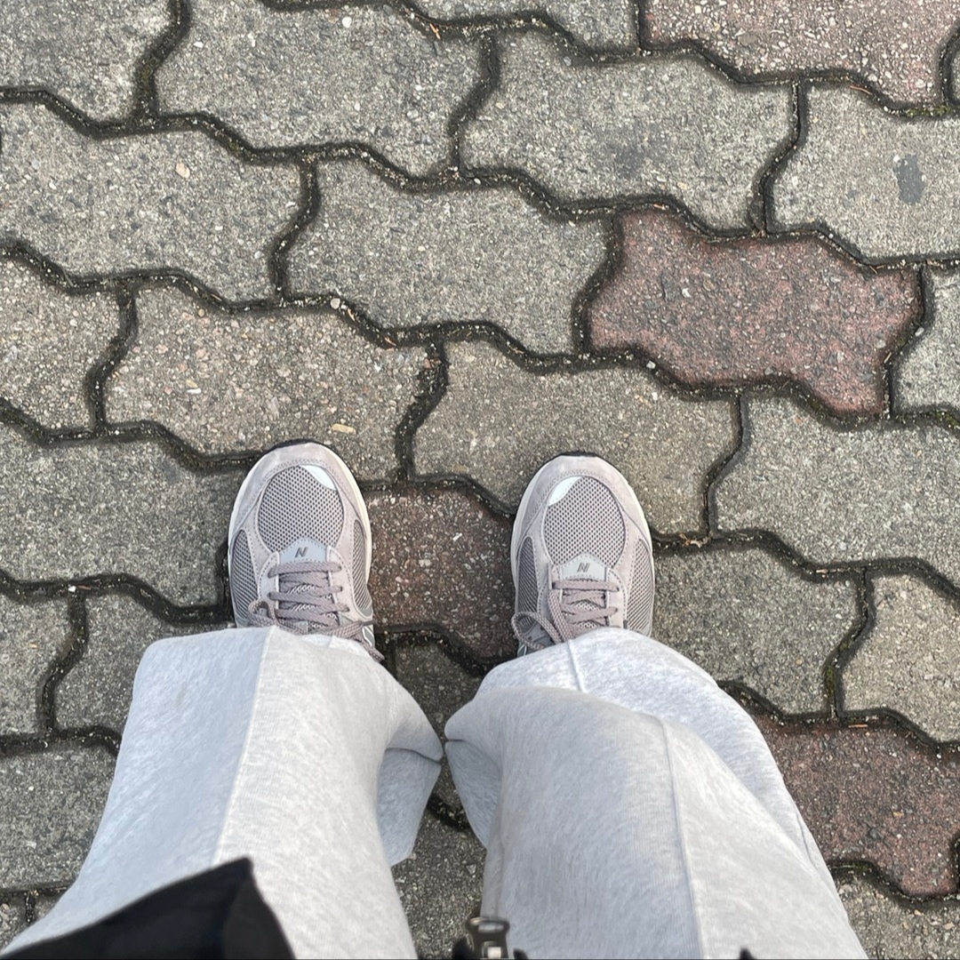 New Balance 2002R Grey 착용 스타일