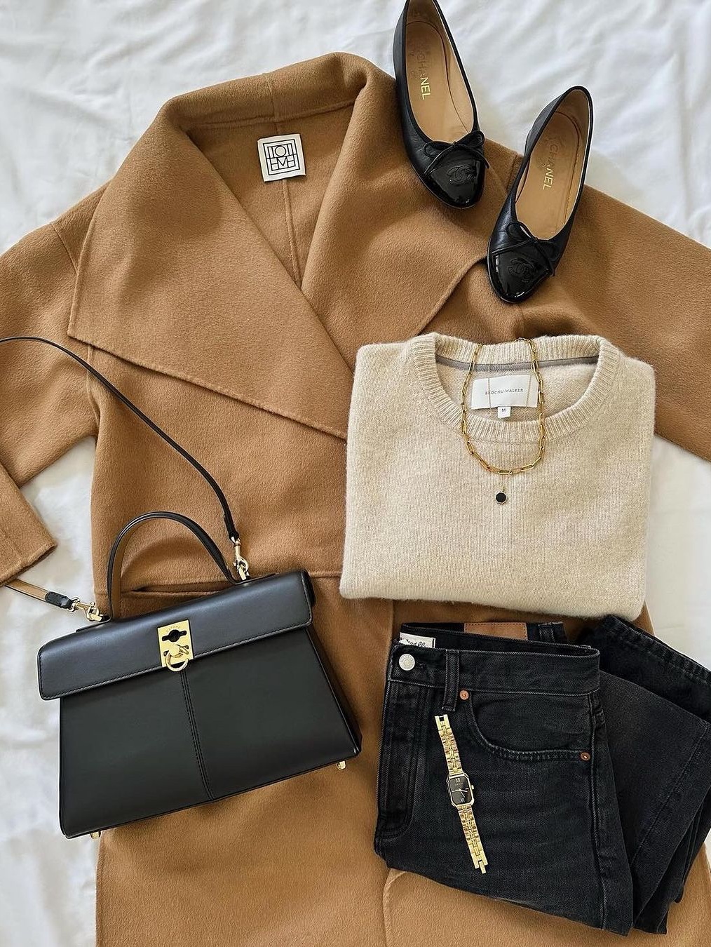 (W) Toteme Signature Wool Cashmere Coat Camel, (W) UGG Classic Ultra Mini Platform Boots Chestnut 착용 스타일 - 2
