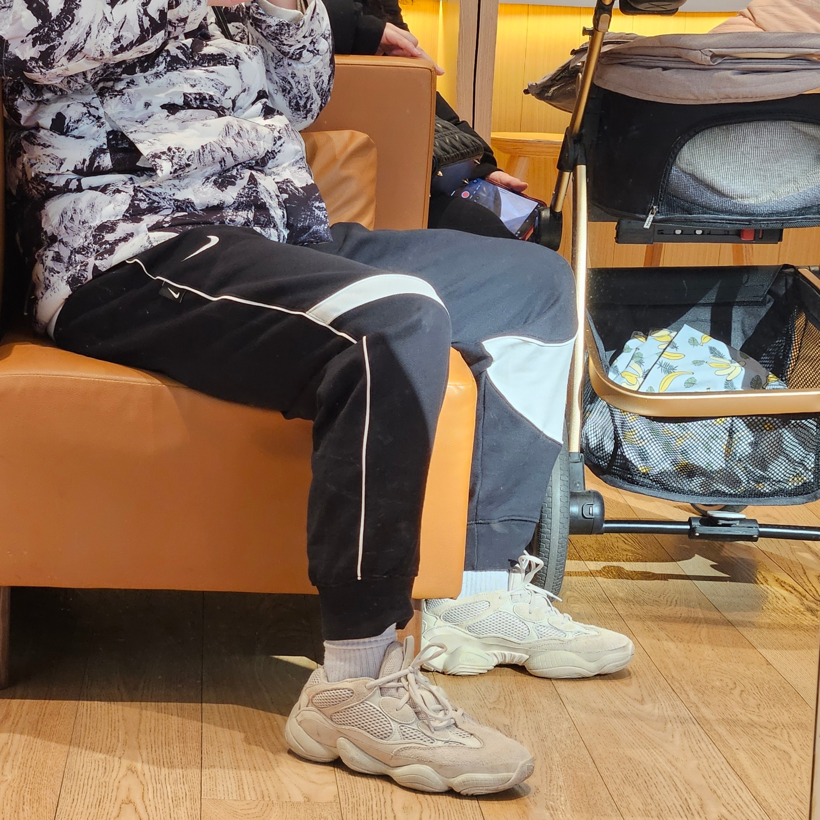 Adidas Yeezy 500 Blush 2022 착용 스타일