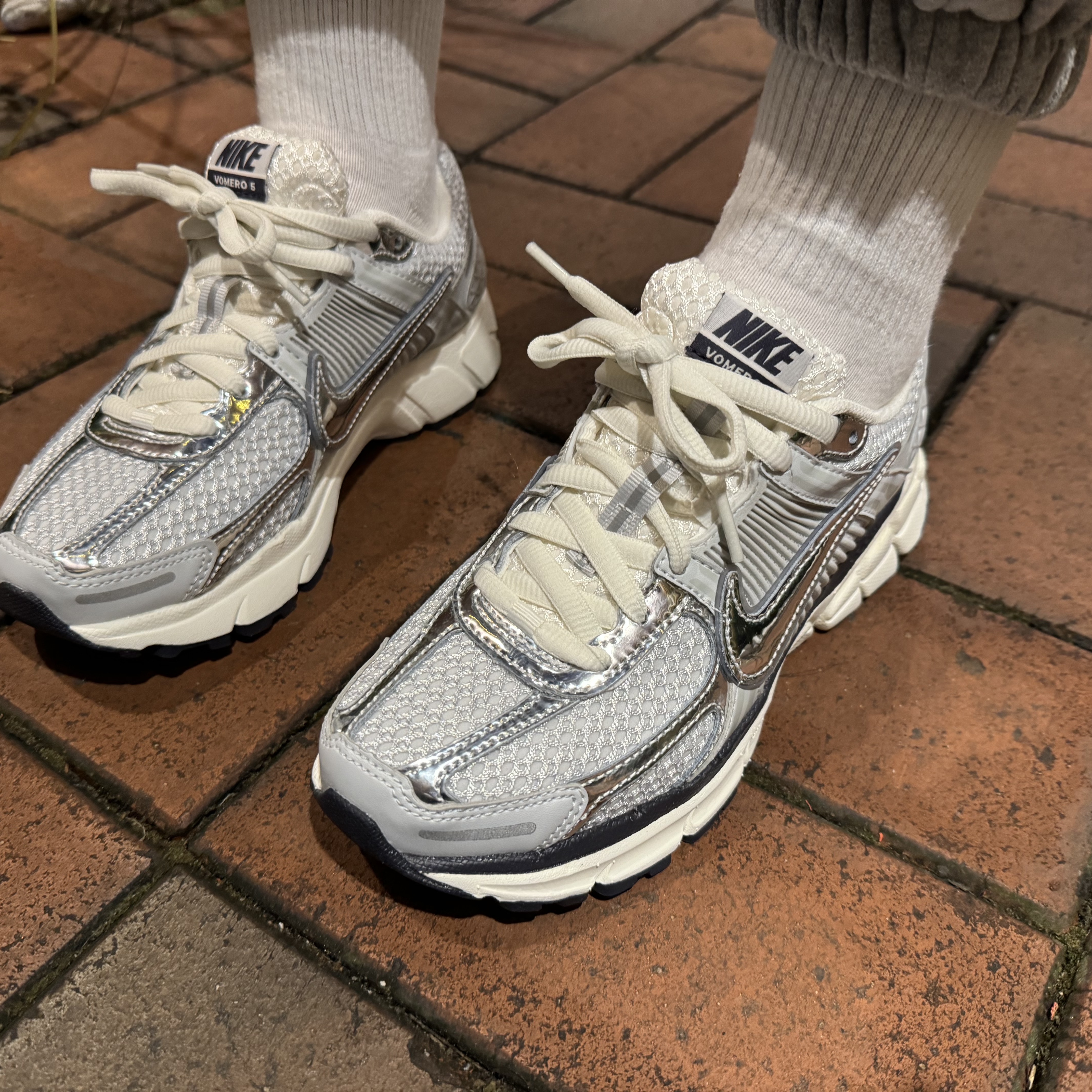 (W) Nike Zoom Vomero 5 Photon Dust and Metallic Silver 착용 스타일 - 2