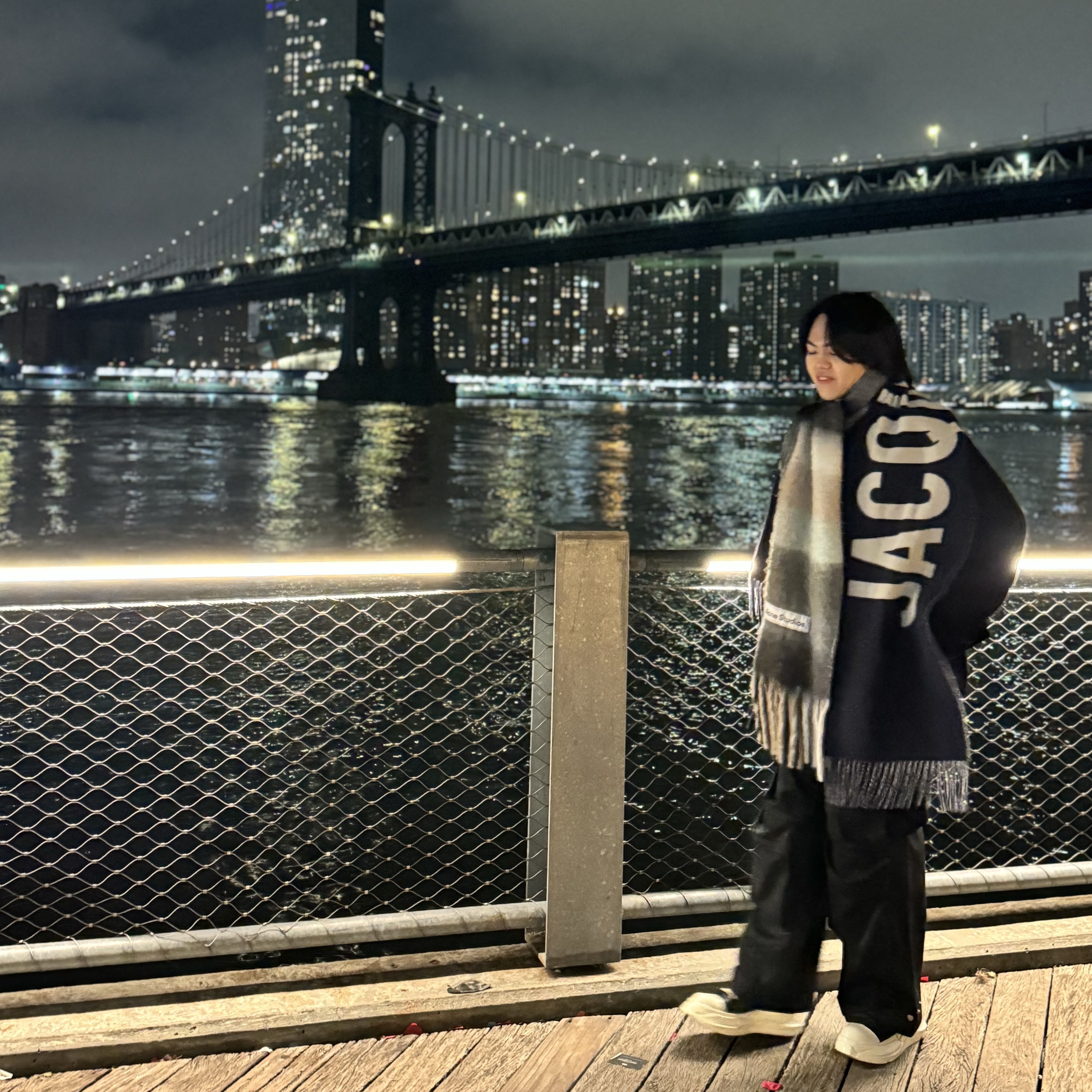 Jacquemus Lecharpe Fringe Logo Muffler Navy, Acne Studios Mohair Check Muffler Grey Green Black 착용 스타일 - 1