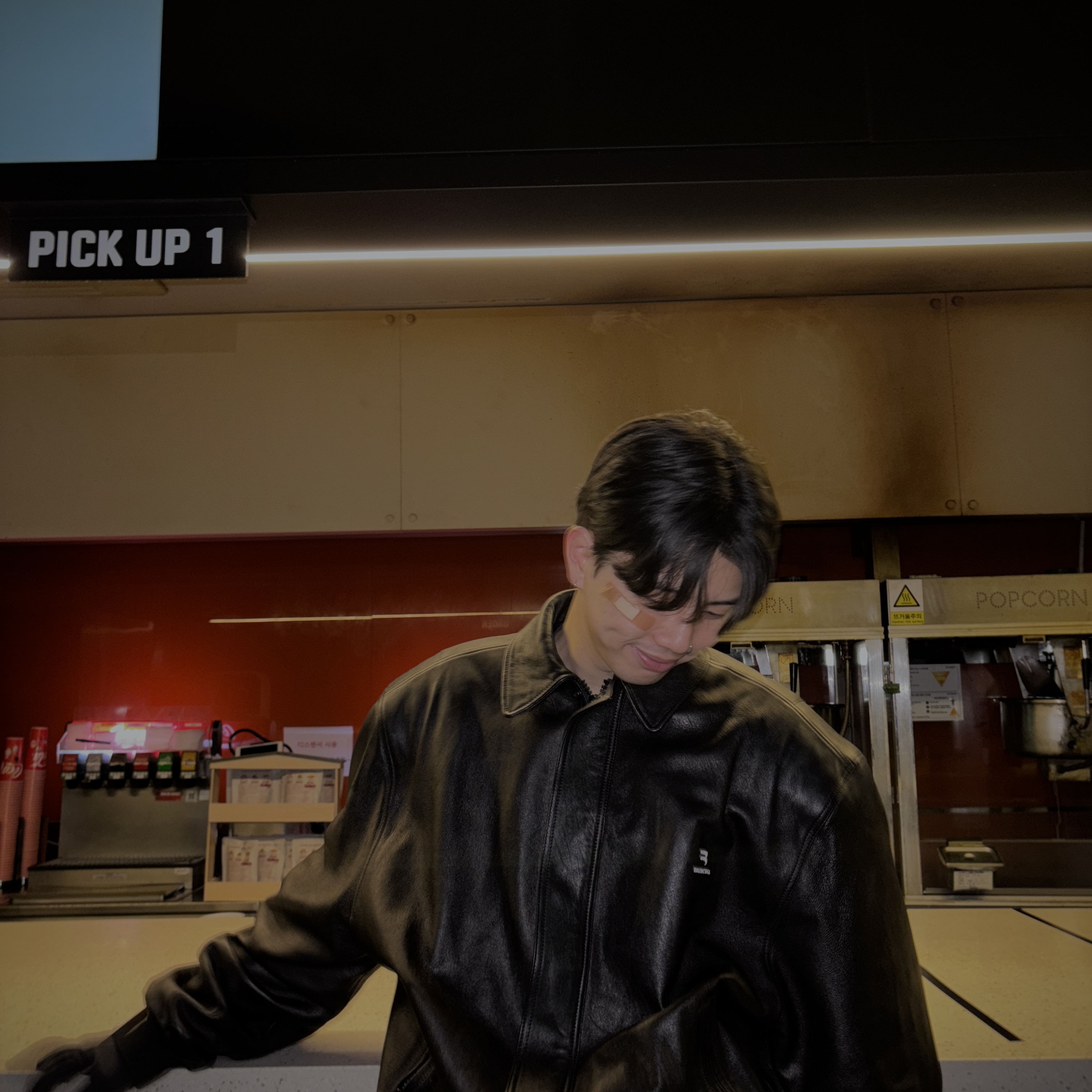 Balenciaga Sporty B Taxi Blouson Black, Arc'teryx Venta Glove Black 착용 스타일 - 10