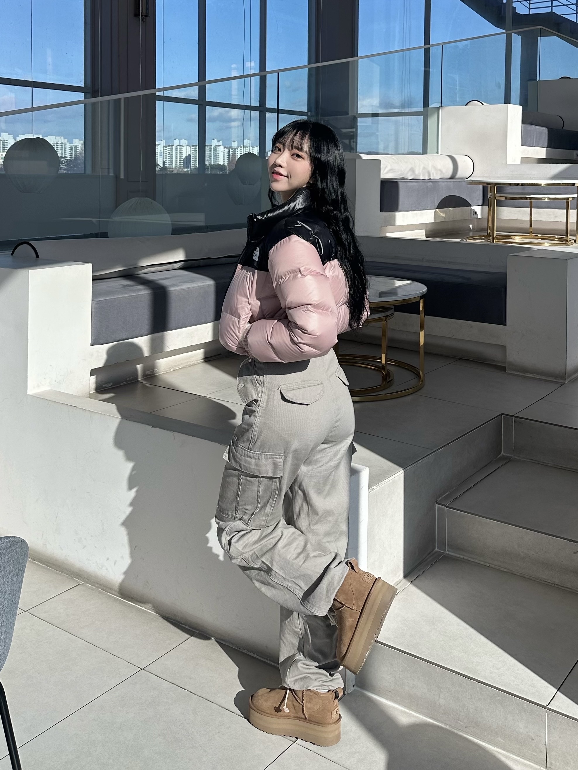 (W) The North Face White Label Novelty Nuptse Down Jacket SE Pink, (W) UGG Classic Ultra Mini Platform Boots Chestnut 착용 스타일 - 1