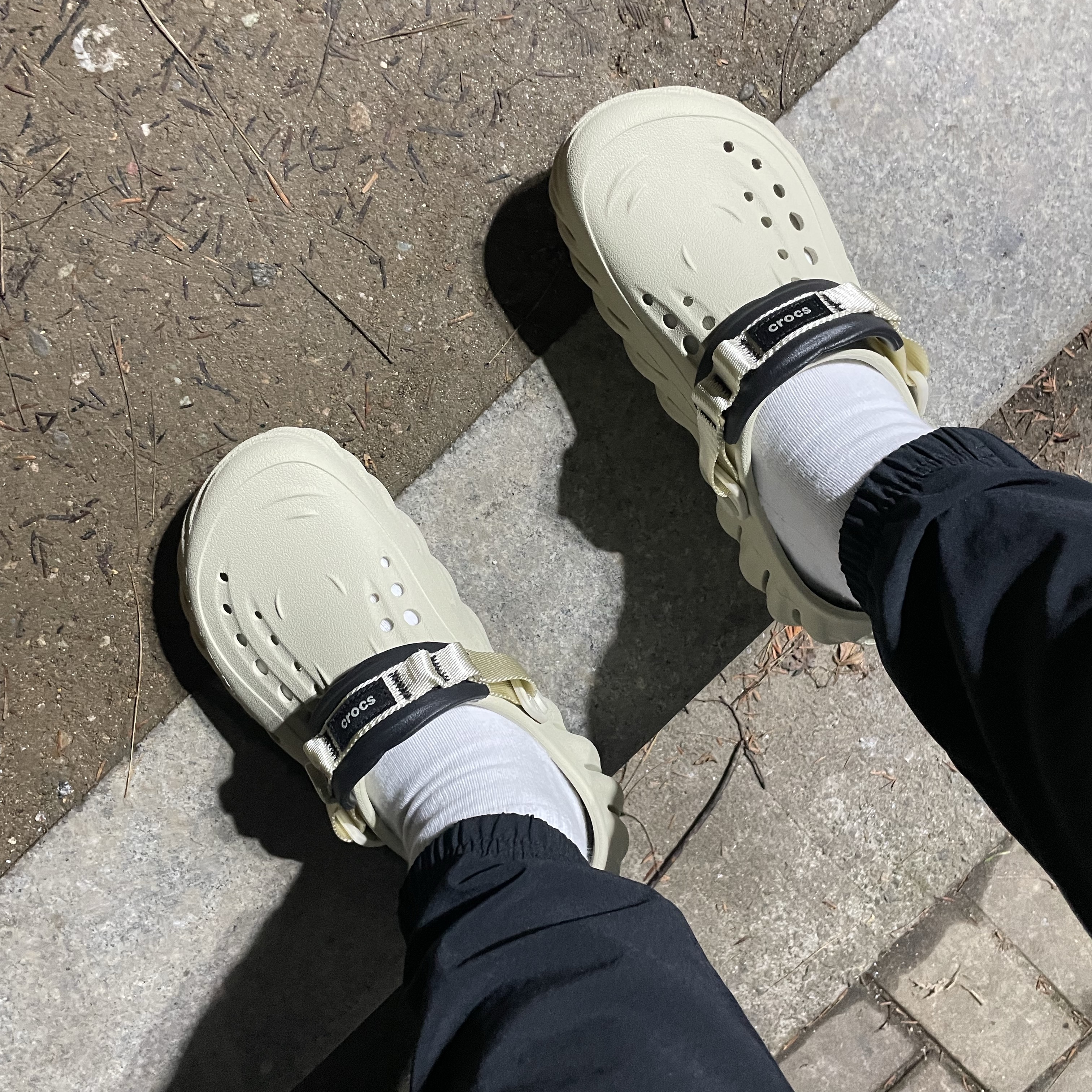 Crocs Echo Clog Bone Black 착용 스타일