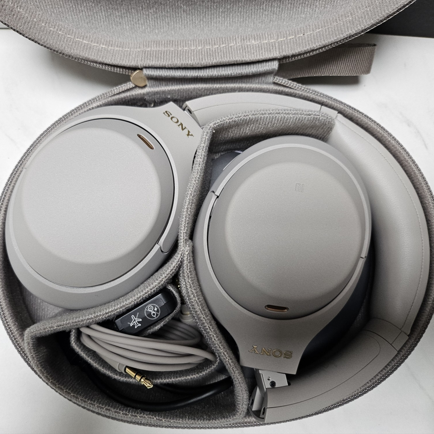 Sony WH-1000XM4 Platinum Silver (Korean Ver.) 착용 스타일 - 2