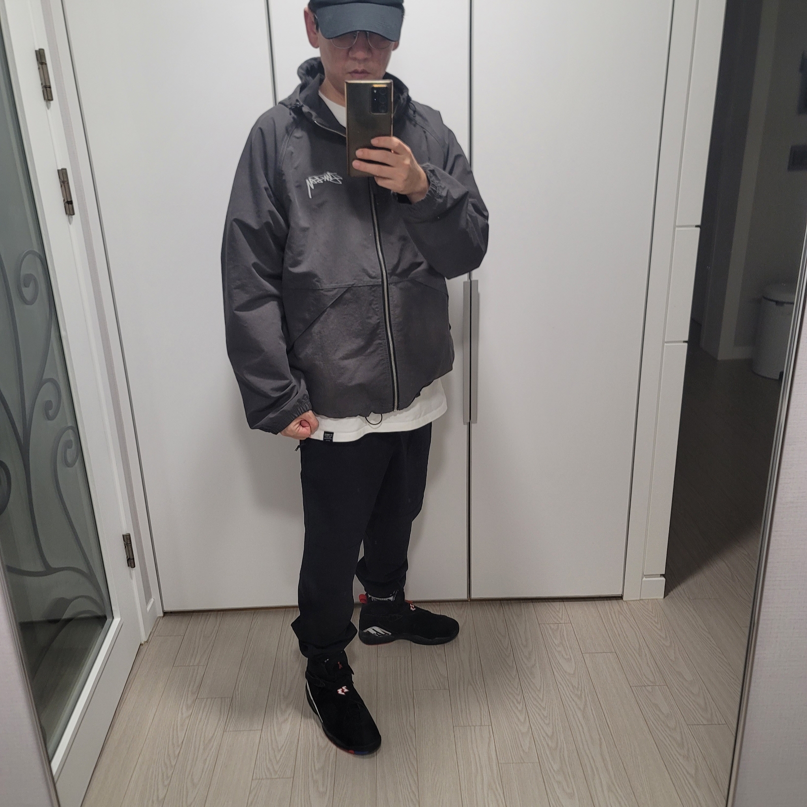 Stussy Wave Dye Beach Shell Jacket Black 착용 스타일 - 1