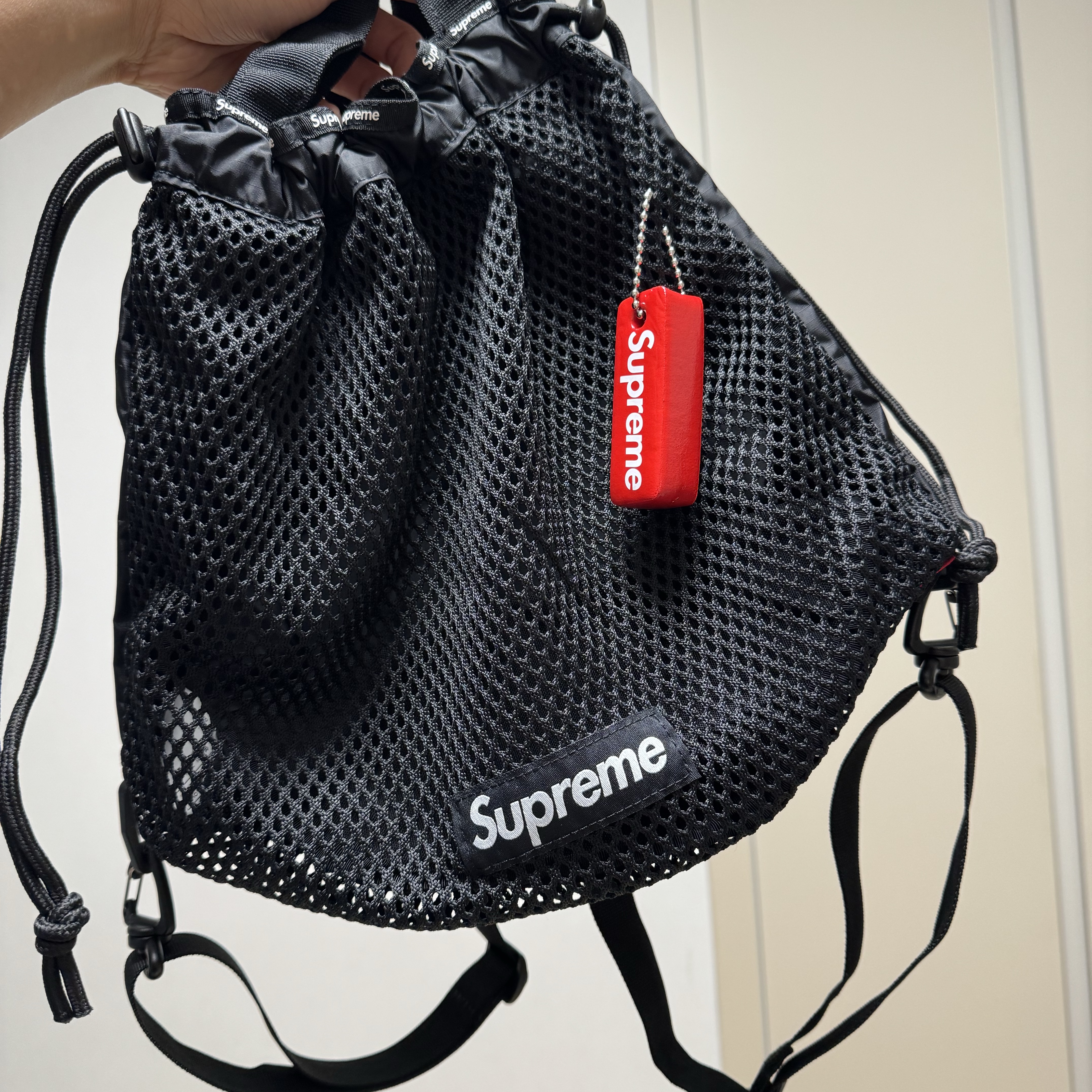 Supreme Mesh Small Backpack Black - 23SS, Supreme Floating Keychain Red - 23FW 착용 스타일
