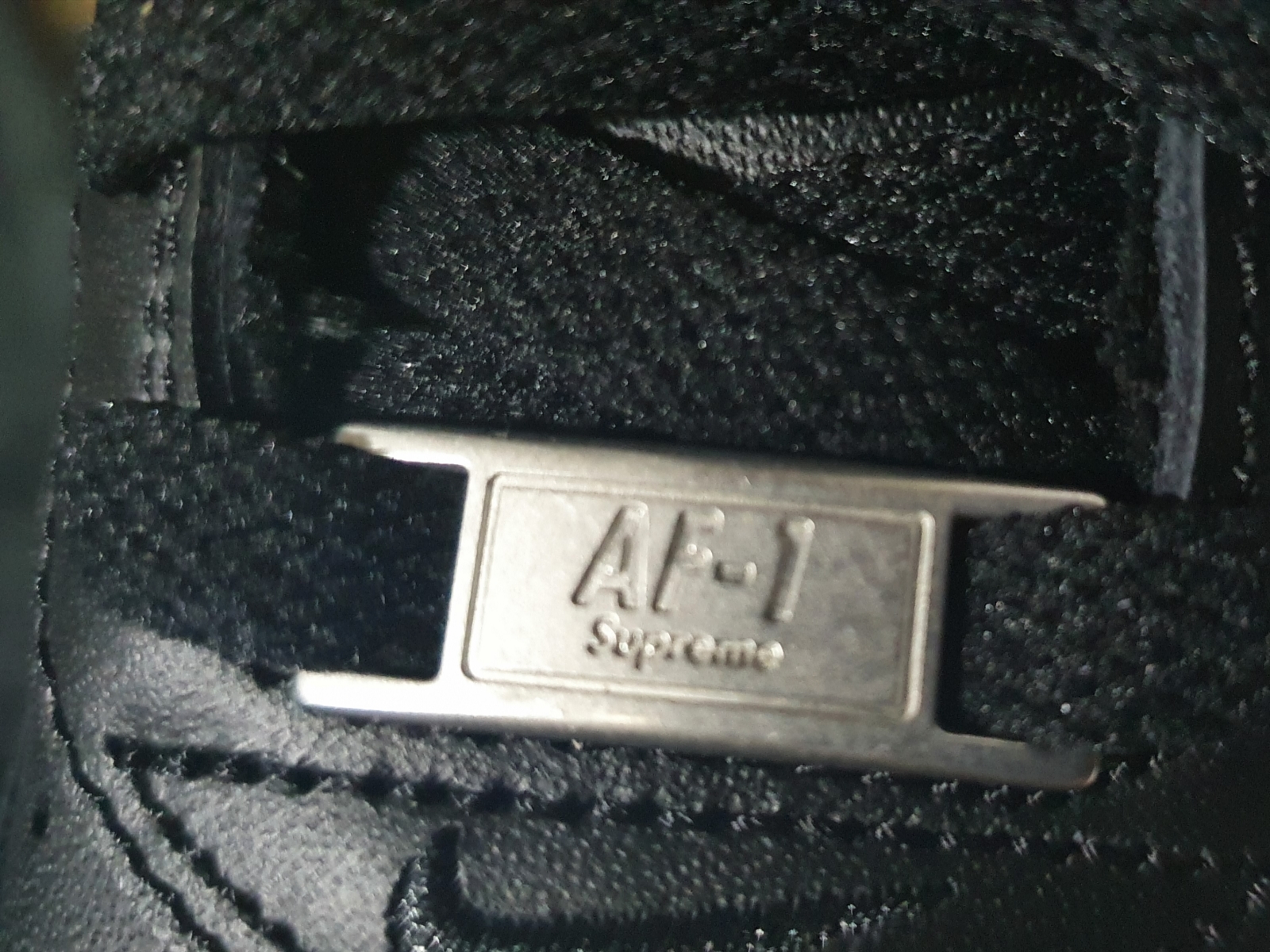 Nike x Supreme Air Force 1 Low Black 착용 스타일 - 3