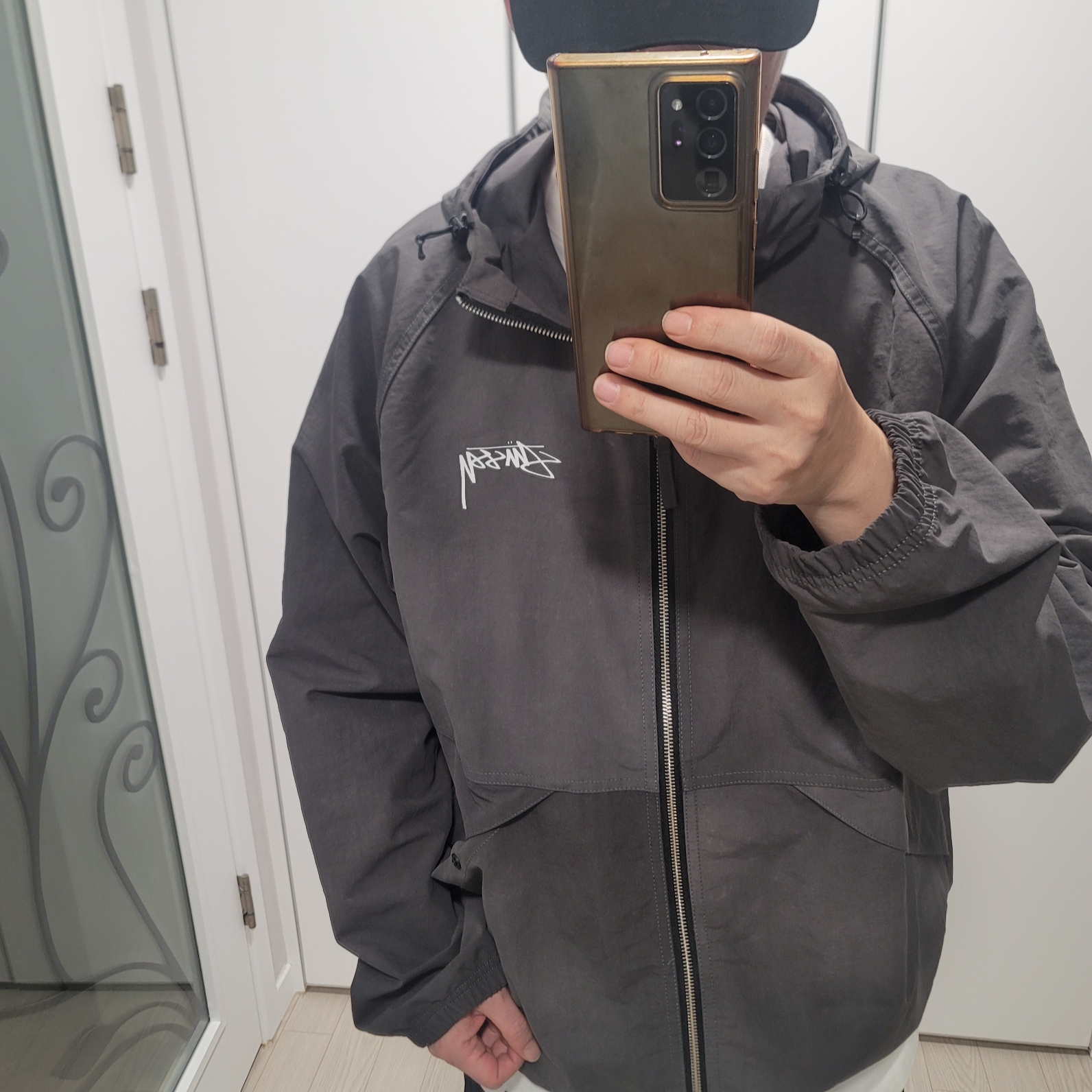 Stussy Wave Dye Beach Shell Jacket Black 착용 스타일 - 2