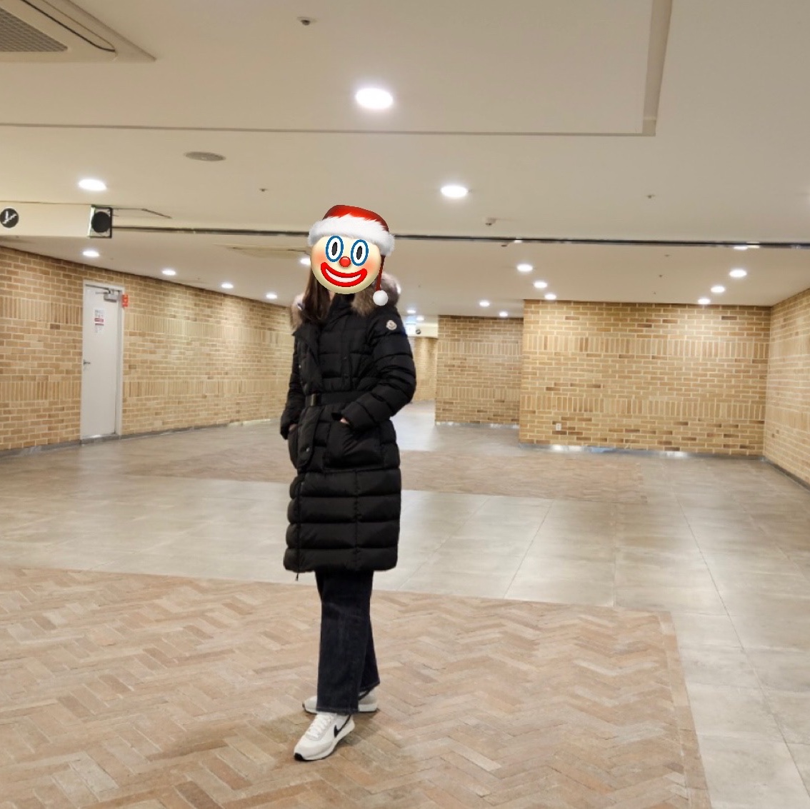 (W) Moncler Khloe Long Down Jacket Black - 23FW 착용 스타일