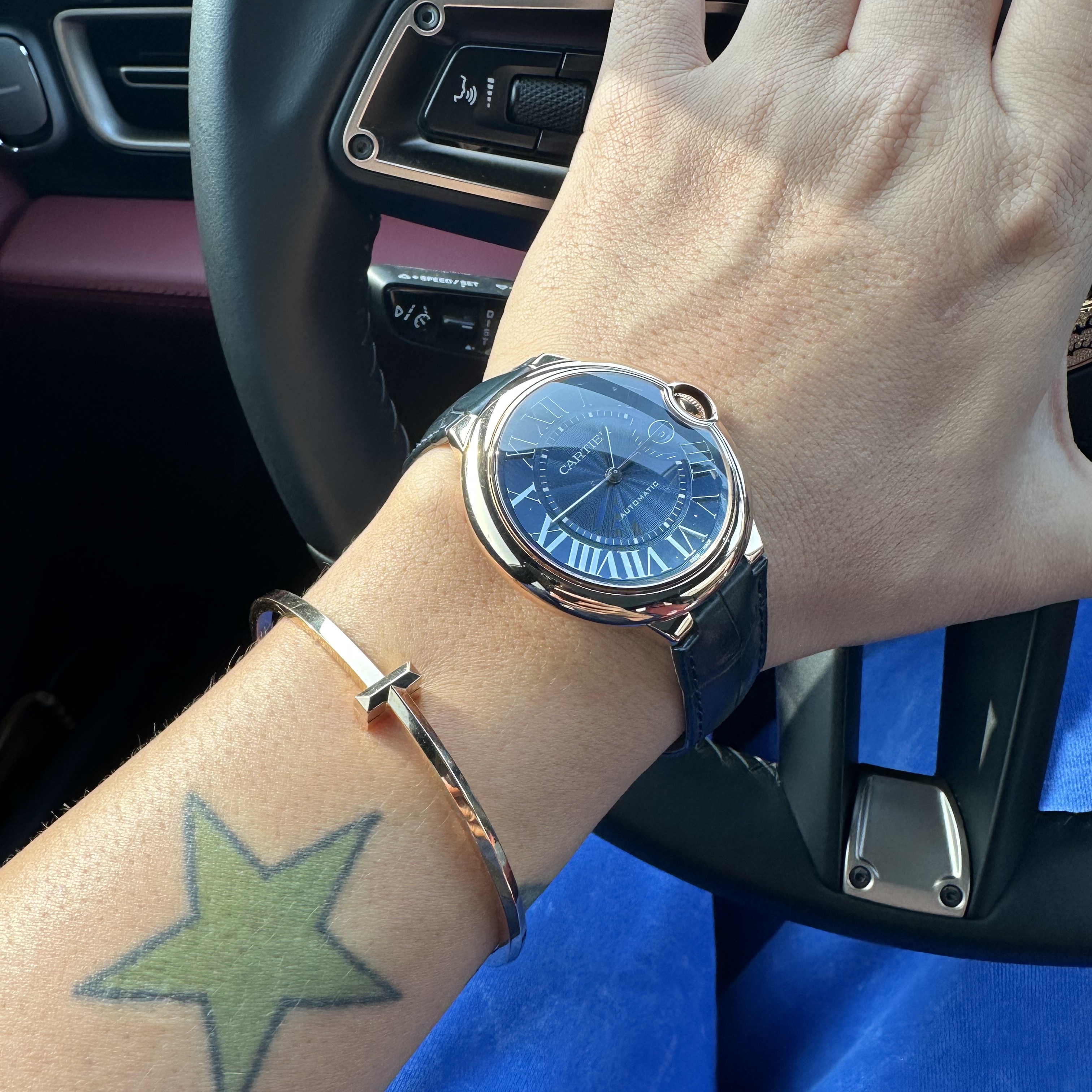 Tiffany & Co. Tiffany T1 Narrow Hinged Bangle Rose Gold, Cartier Ballon Bleu Watch 42 Automatic Steel Bracelet Steel 착용 스타일 - 2