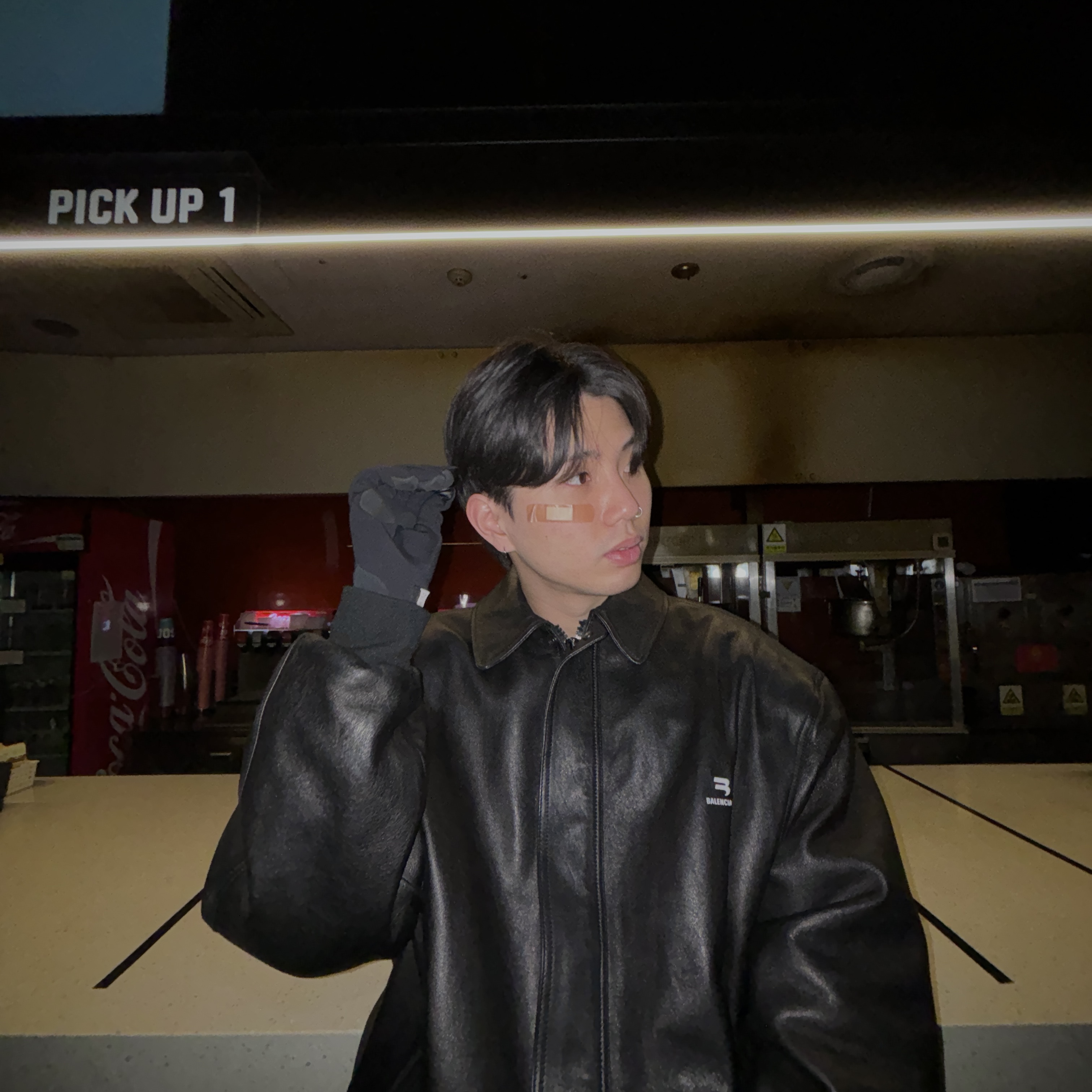 Balenciaga Sporty B Taxi Blouson Black, Arc'teryx Venta Glove Black 착용 스타일 - 8