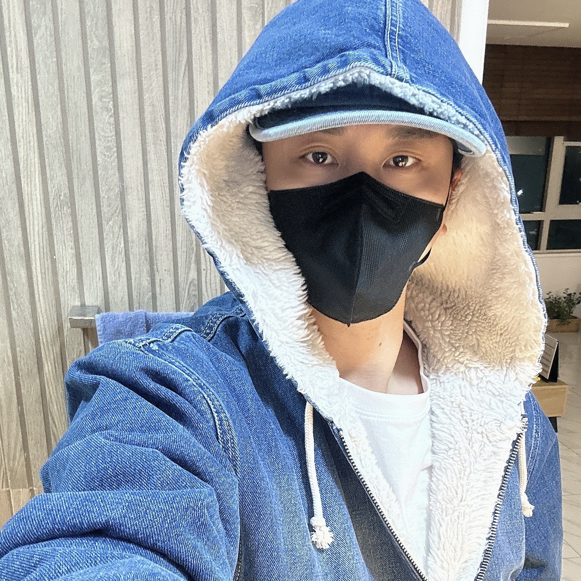 Stussy Denim Sherpa Work Jacket Washed Blue 착용 스타일 - 3