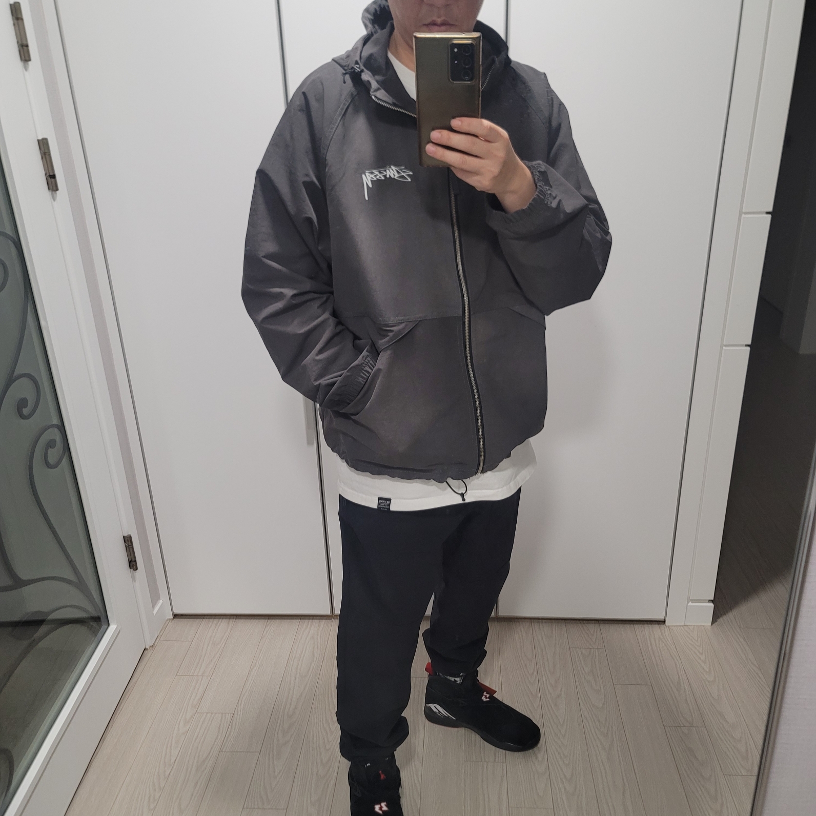 Stussy Wave Dye Beach Shell Jacket Black 착용 스타일 - 3