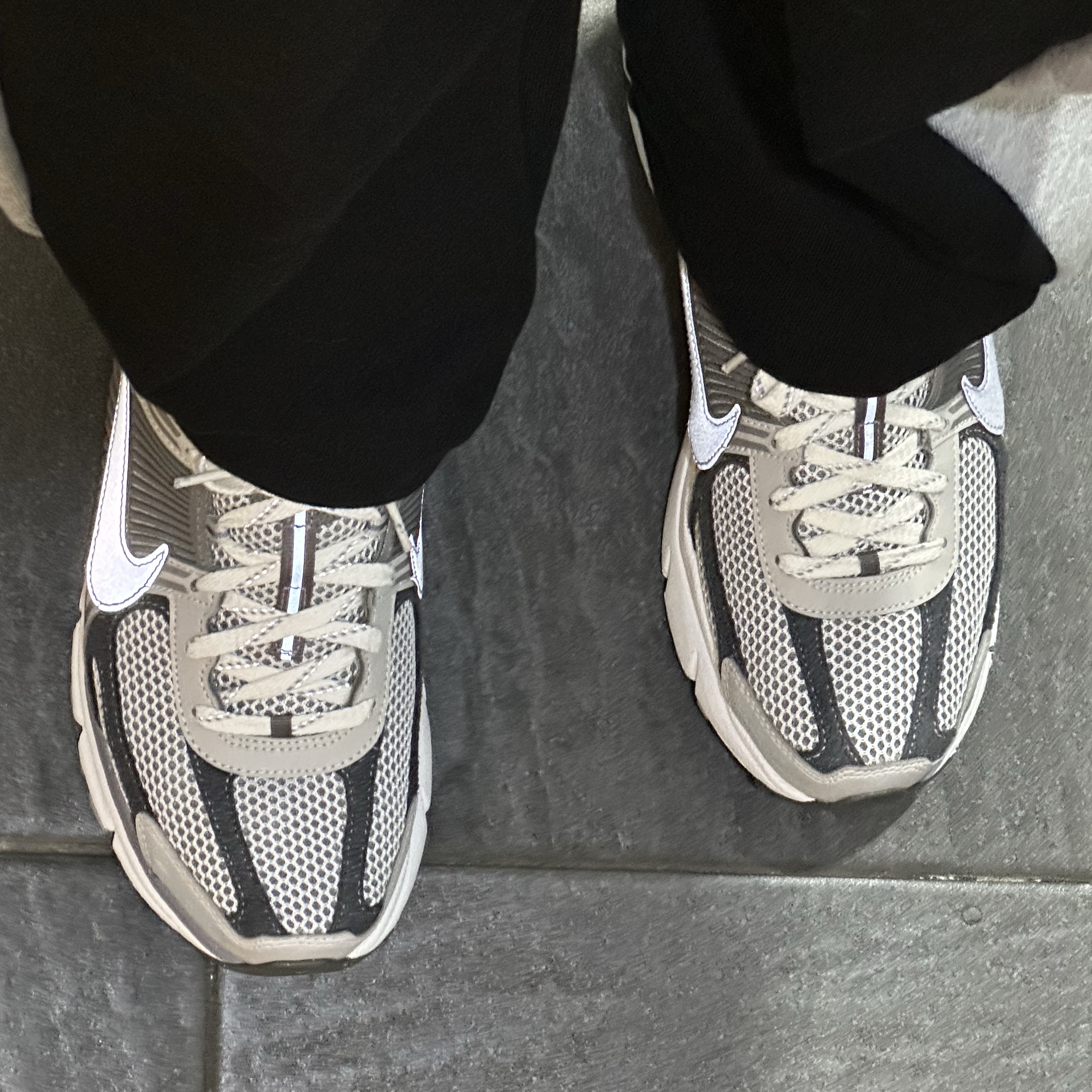 Nike Zoom Vomero 5 PRM Light Iron Ore and Flat Fewter 착용 스타일