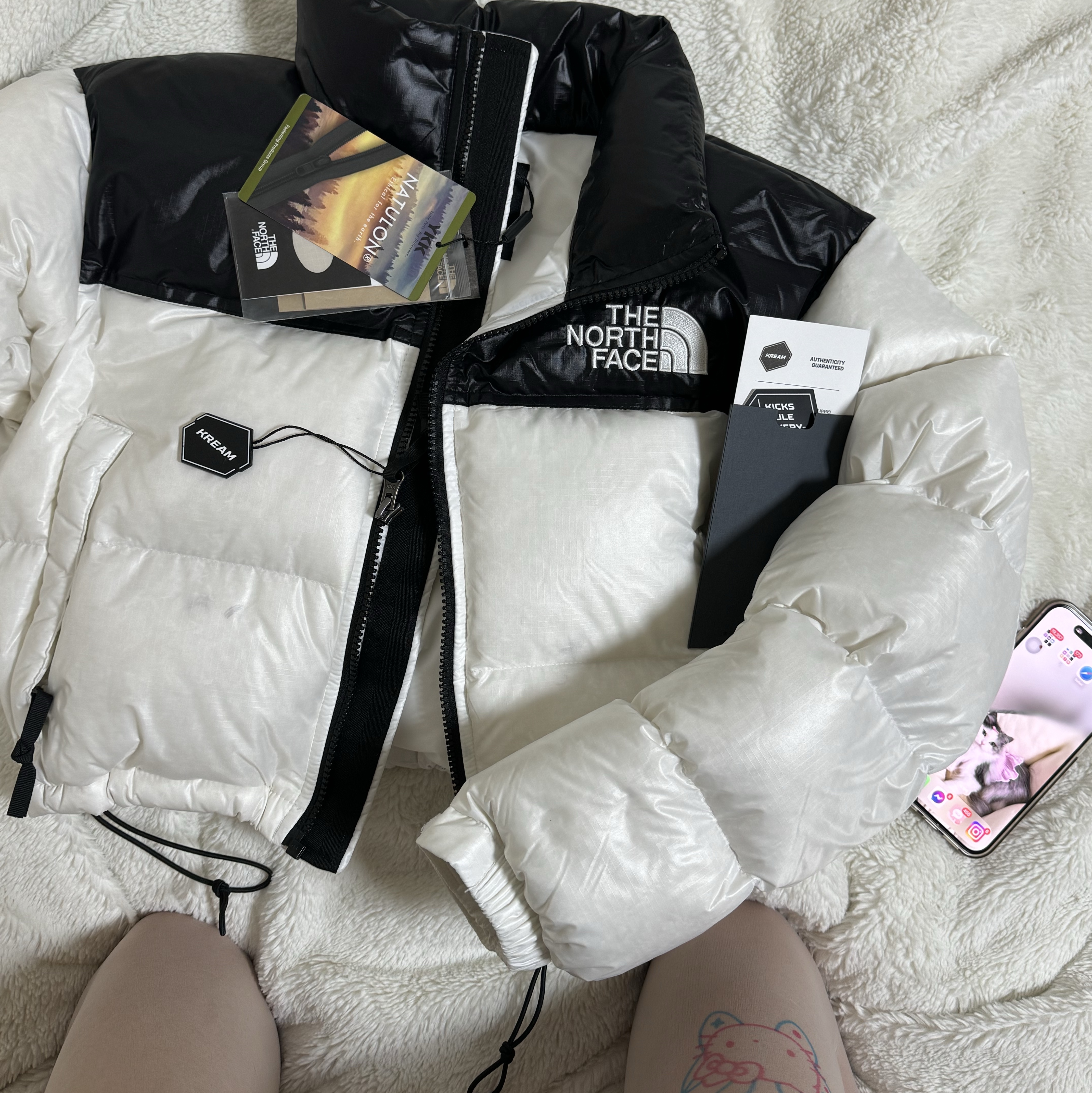 (W) 노스페이스 화이트 라벨 눕시 숏 자켓 화이트, 발렌시아가 아레나 램스킨 르 카골 XS 숄더백 블랙 착용 스타일 - 4